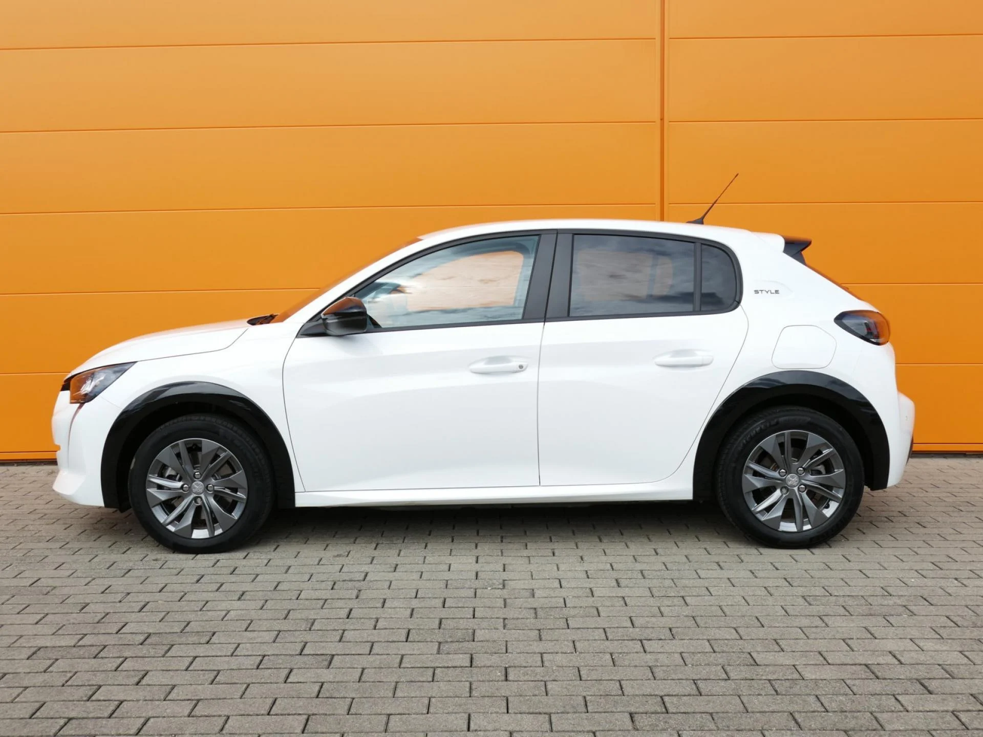 PEUGEOT 208 - Miniature 4 sur 32 - Cliquer pour voir cette photo