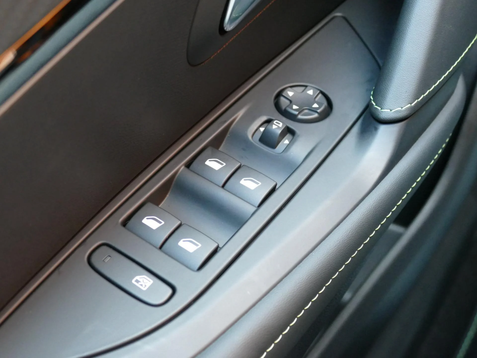 PEUGEOT 208 - Miniature 21 sur 30 - Cliquer pour voir cette photo