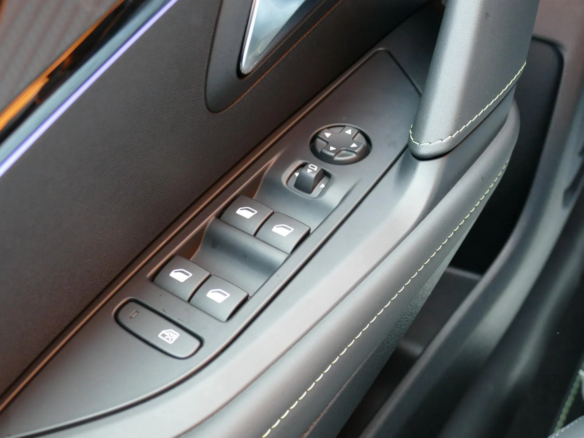 PEUGEOT 208 - Miniature 22 sur 32 - Cliquer pour voir cette photo