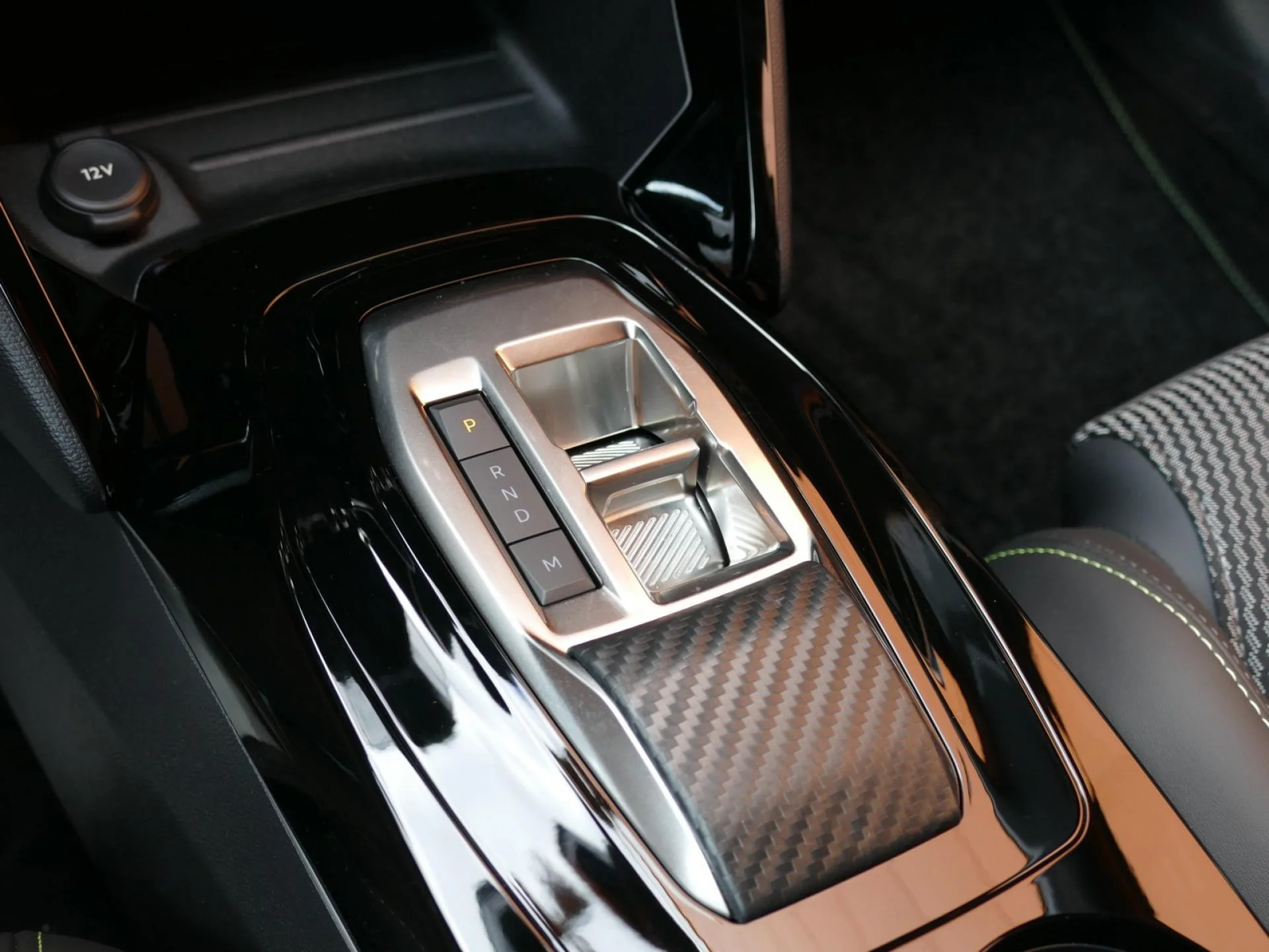 PEUGEOT 208 - Miniature 18 sur 32 - Cliquer pour voir cette photo