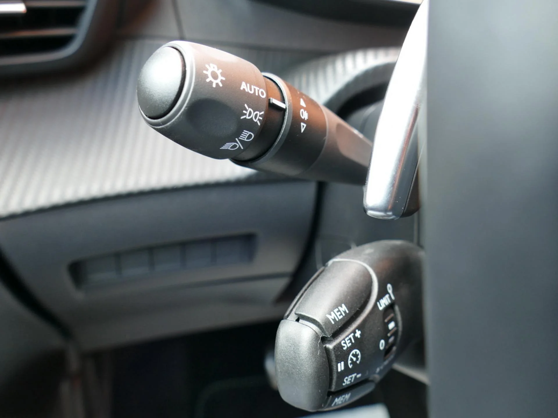 PEUGEOT 208 - Miniature 23 sur 32 - Cliquer pour voir cette photo