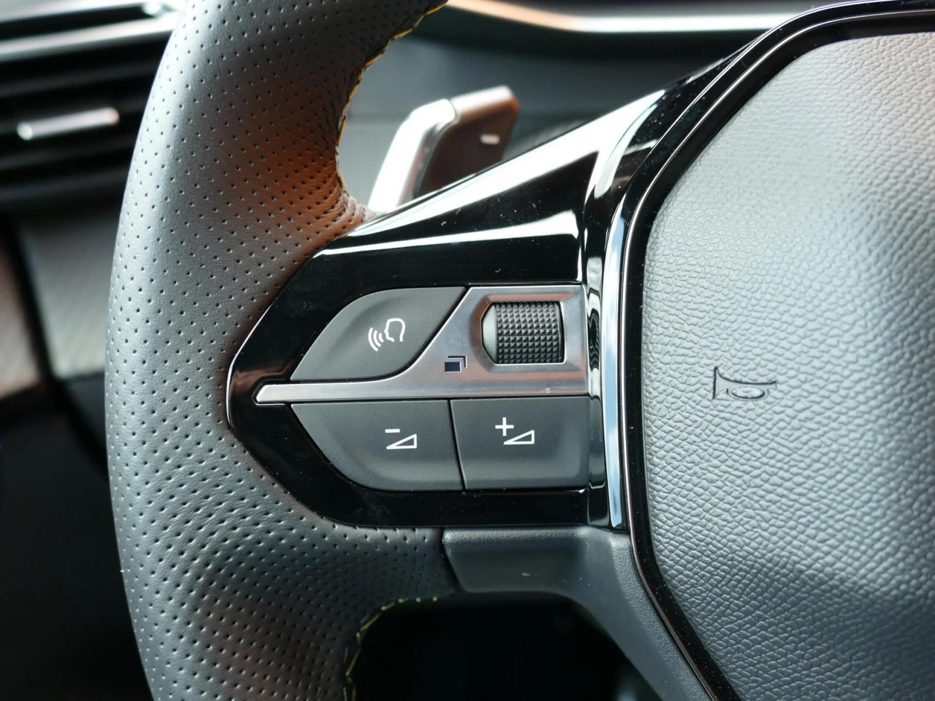 PEUGEOT 208 - Miniature 17 sur 32 - Cliquer pour voir cette photo