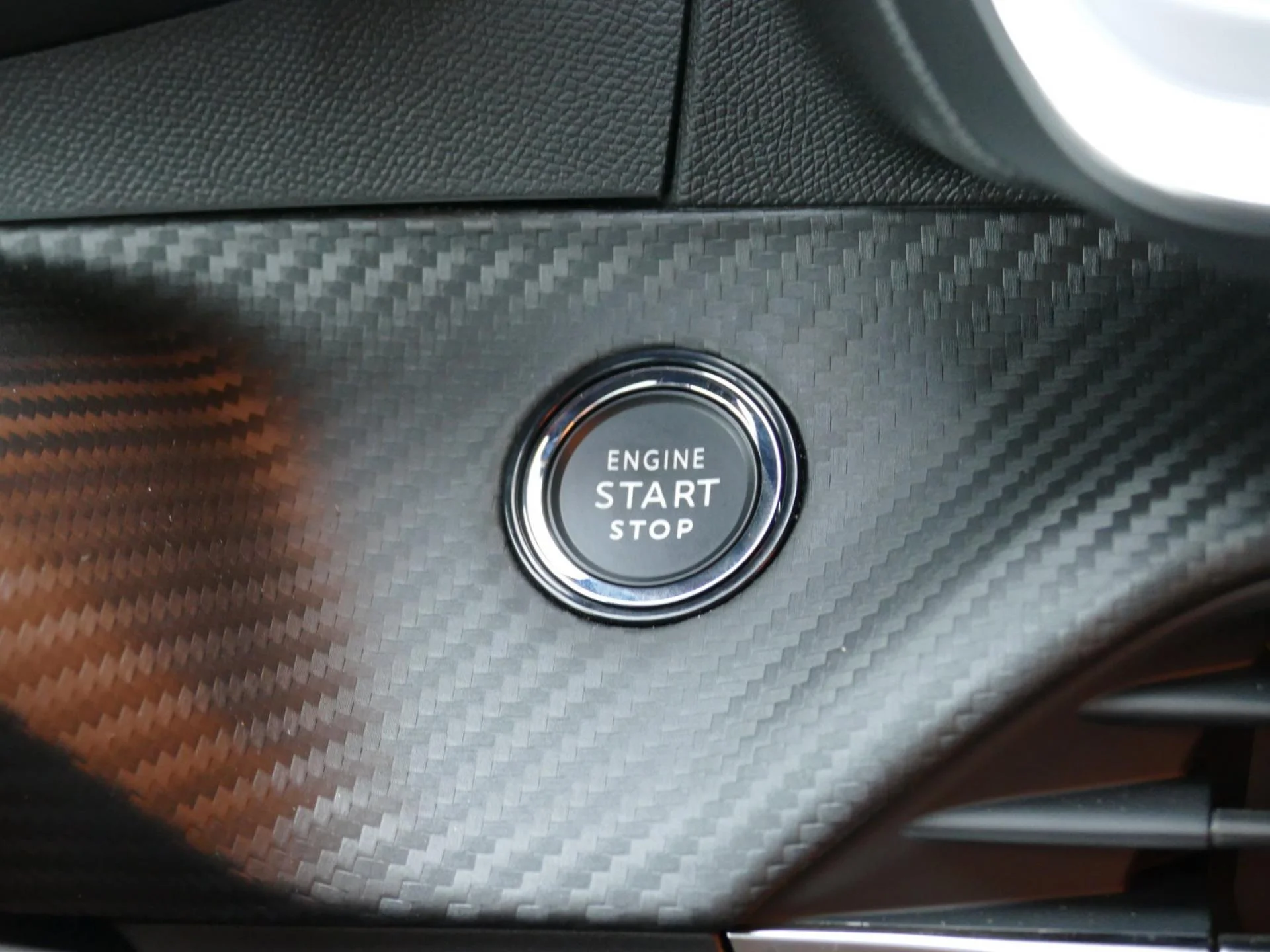 PEUGEOT 208 - Miniature 21 sur 30 - Cliquer pour voir cette photo