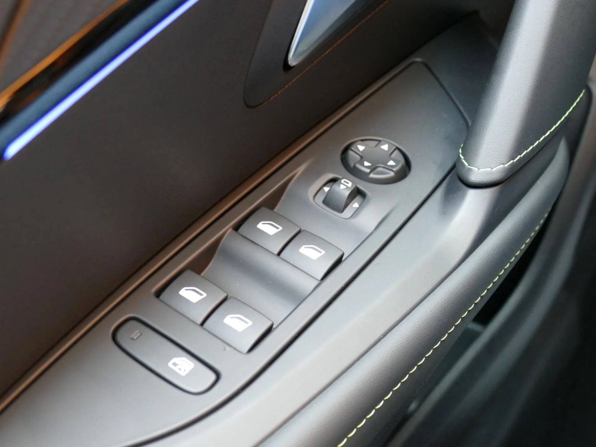 PEUGEOT 208 - Miniature 24 sur 30 - Cliquer pour voir cette photo