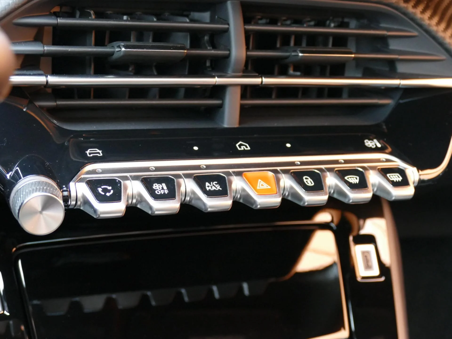 PEUGEOT 208 - Miniature 15 sur 30 - Cliquer pour voir cette photo
