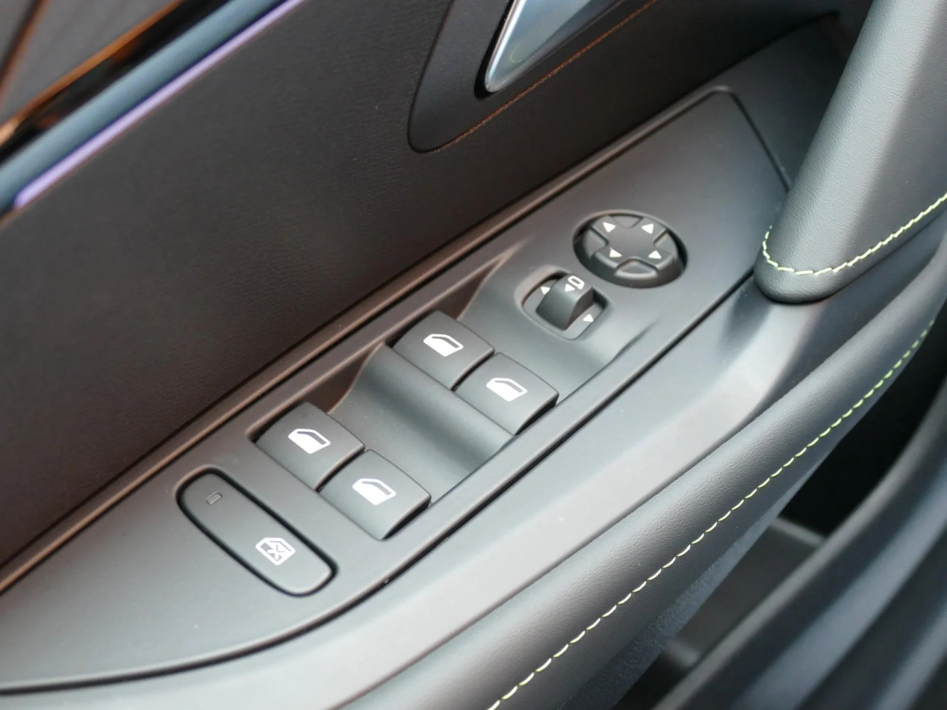 PEUGEOT 208 - Miniature 24 sur 33 - Cliquer pour voir cette photo