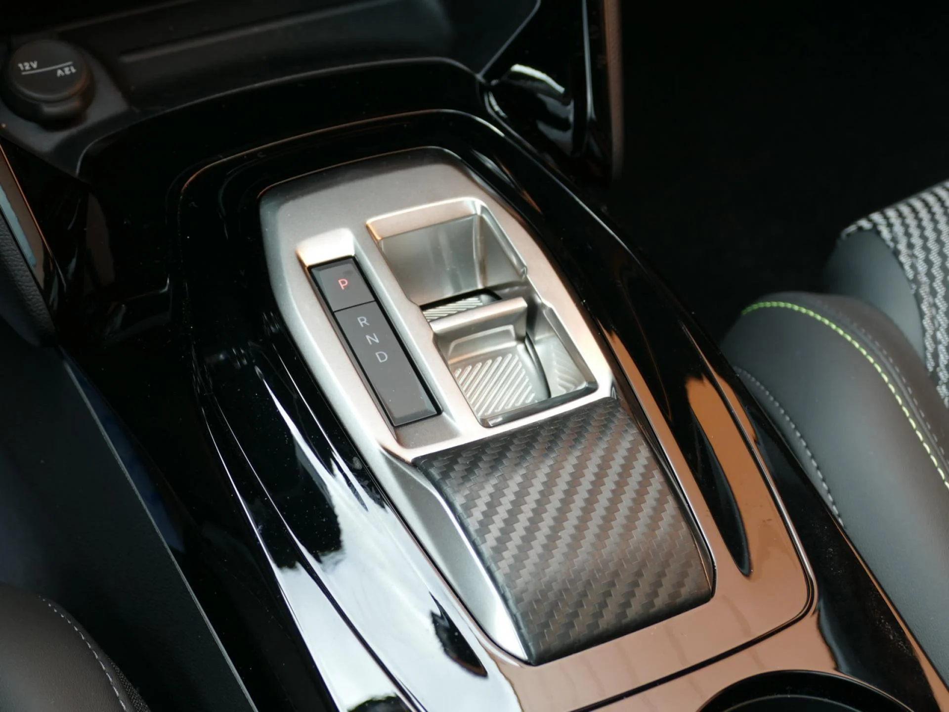 PEUGEOT 208 - Miniature 16 sur 32 - Cliquer pour voir cette photo
