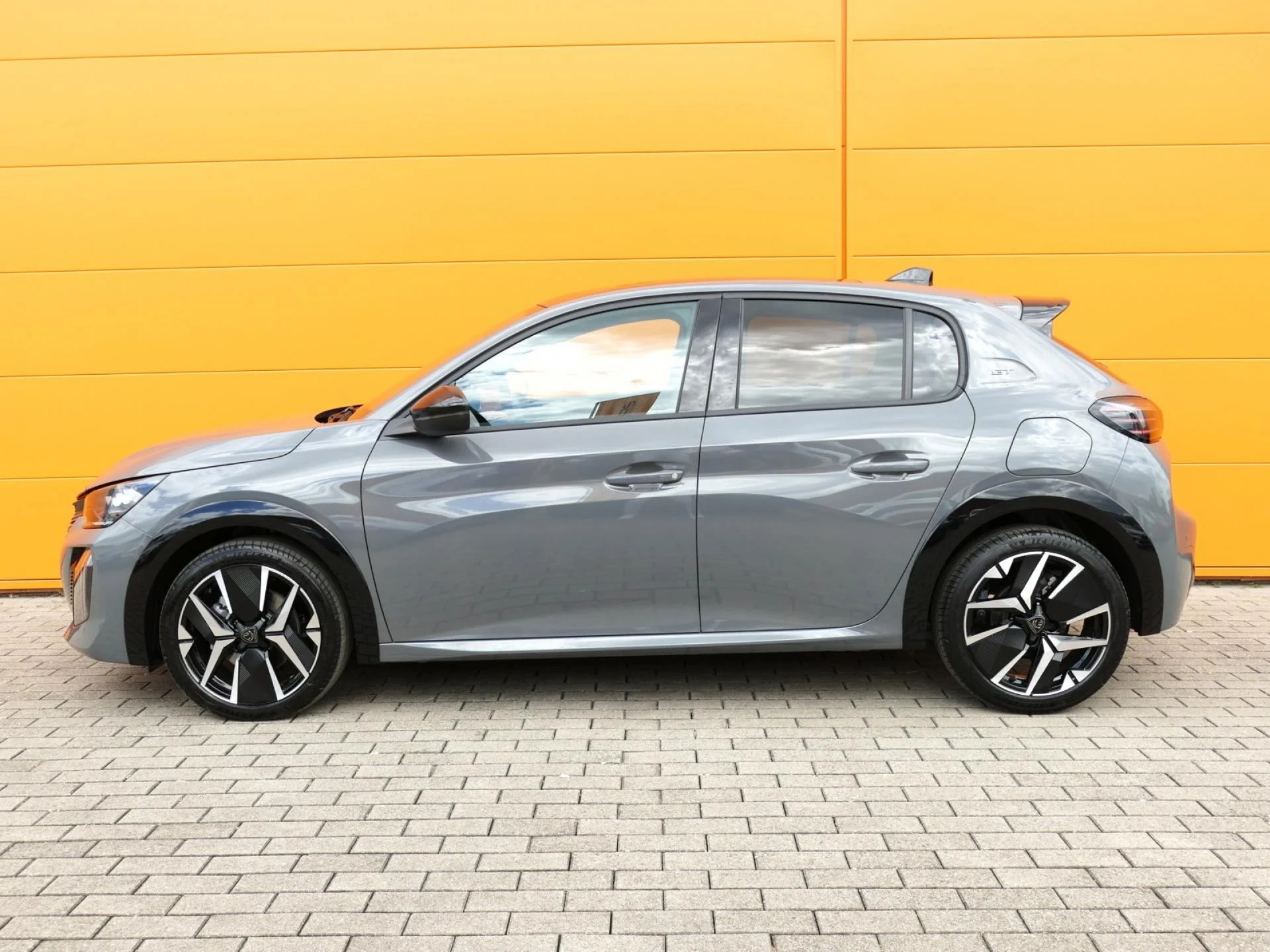 PEUGEOT 208 - Miniature 2 sur 32 - Cliquer pour voir cette photo