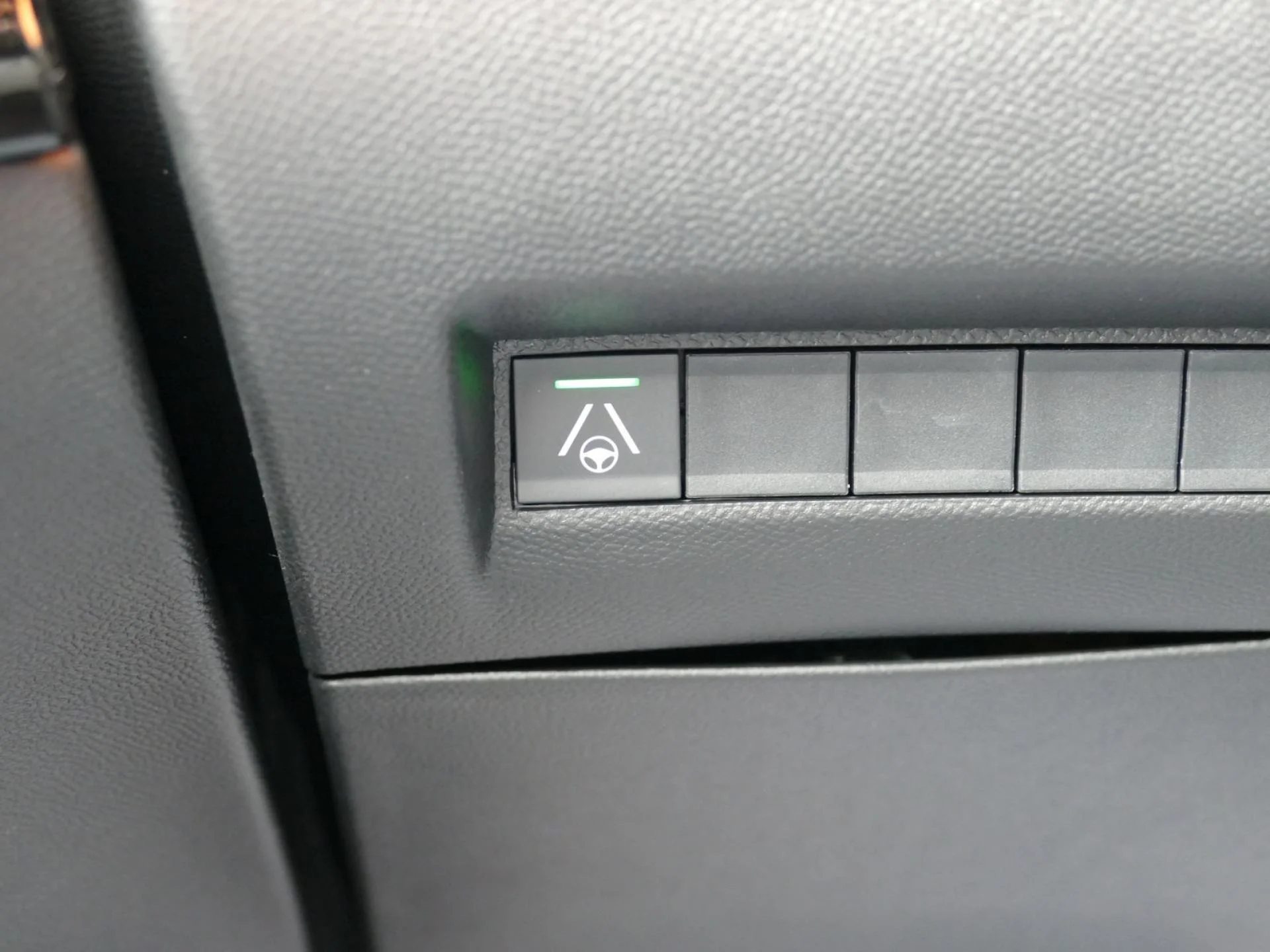 PEUGEOT 208 - Miniature 18 sur 32 - Cliquer pour voir cette photo