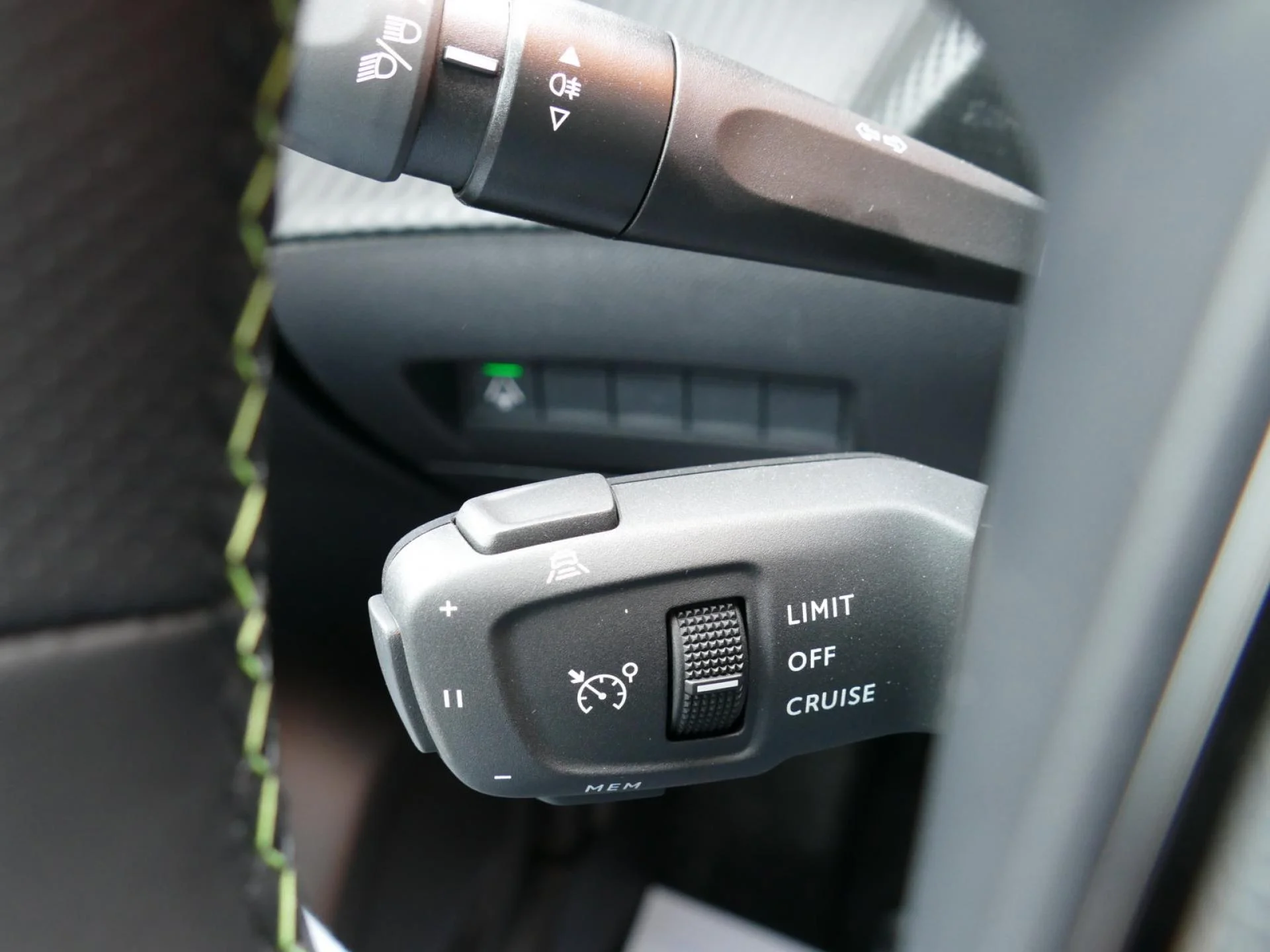 PEUGEOT 208 - Miniature 25 sur 33 - Cliquer pour voir cette photo