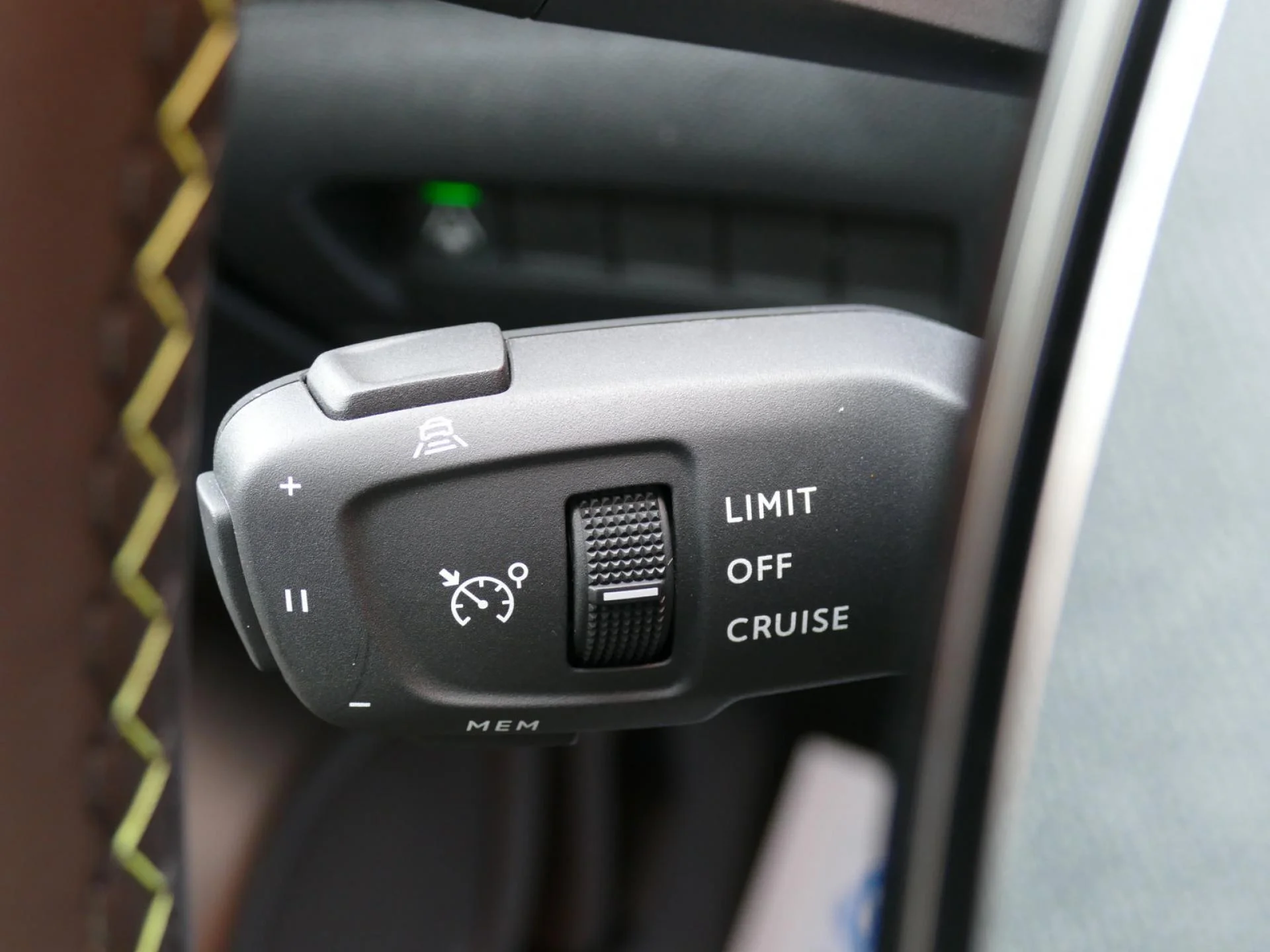 PEUGEOT 208 - Miniature 24 sur 34 - Cliquer pour voir cette photo