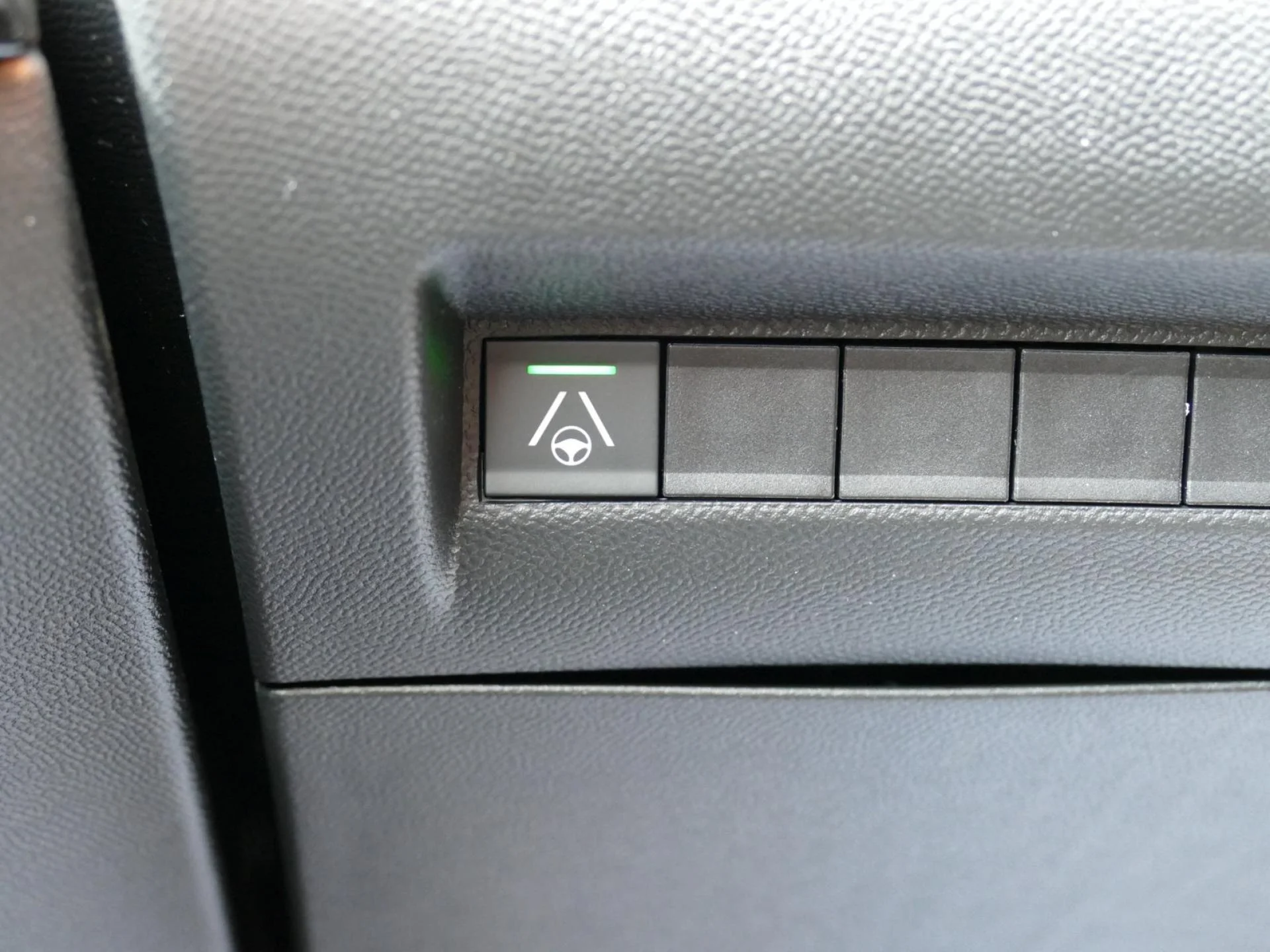 PEUGEOT 208 - Miniature 20 sur 34 - Cliquer pour voir cette photo