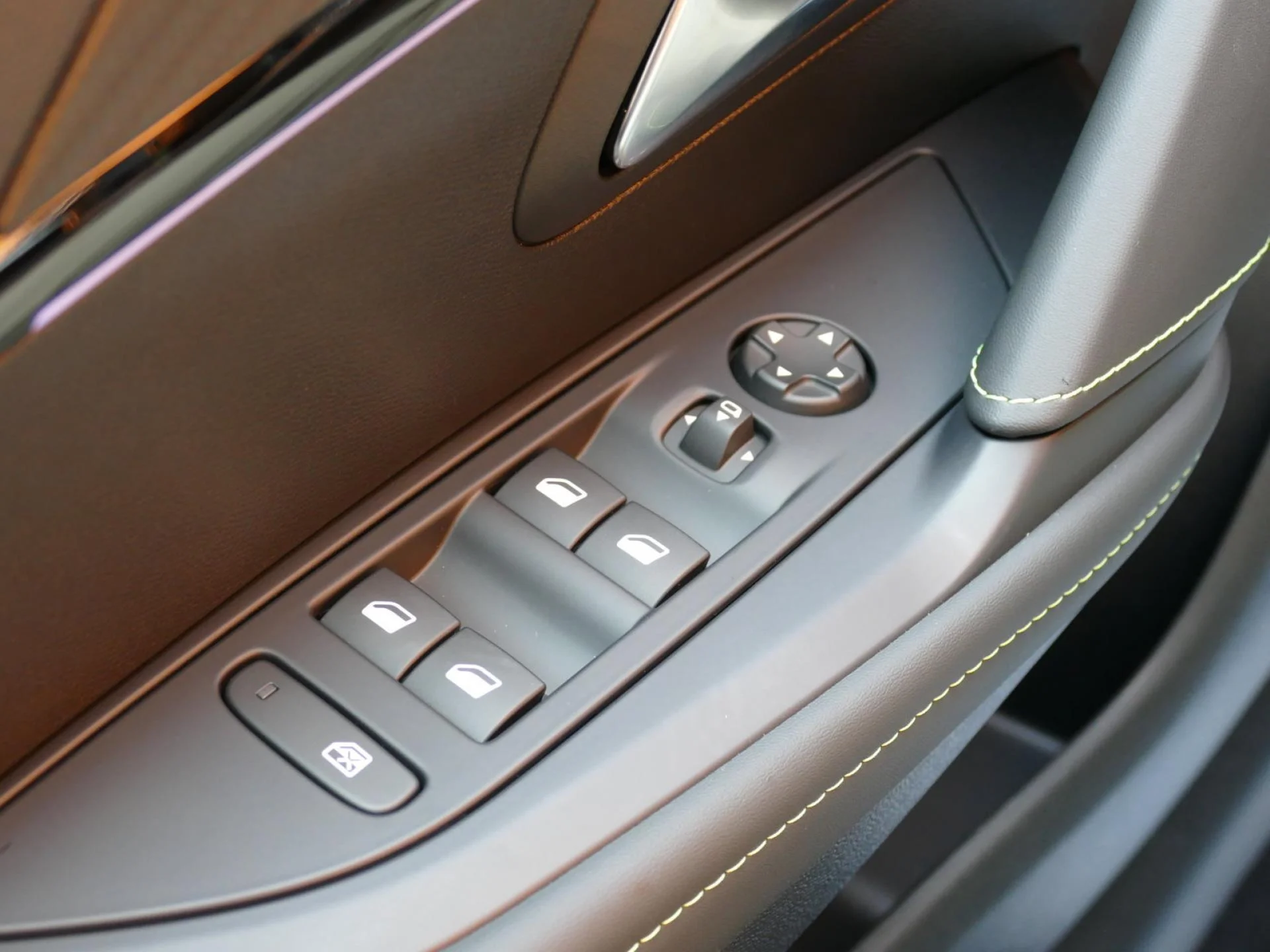 PEUGEOT 208 - Miniature 23 sur 34 - Cliquer pour voir cette photo