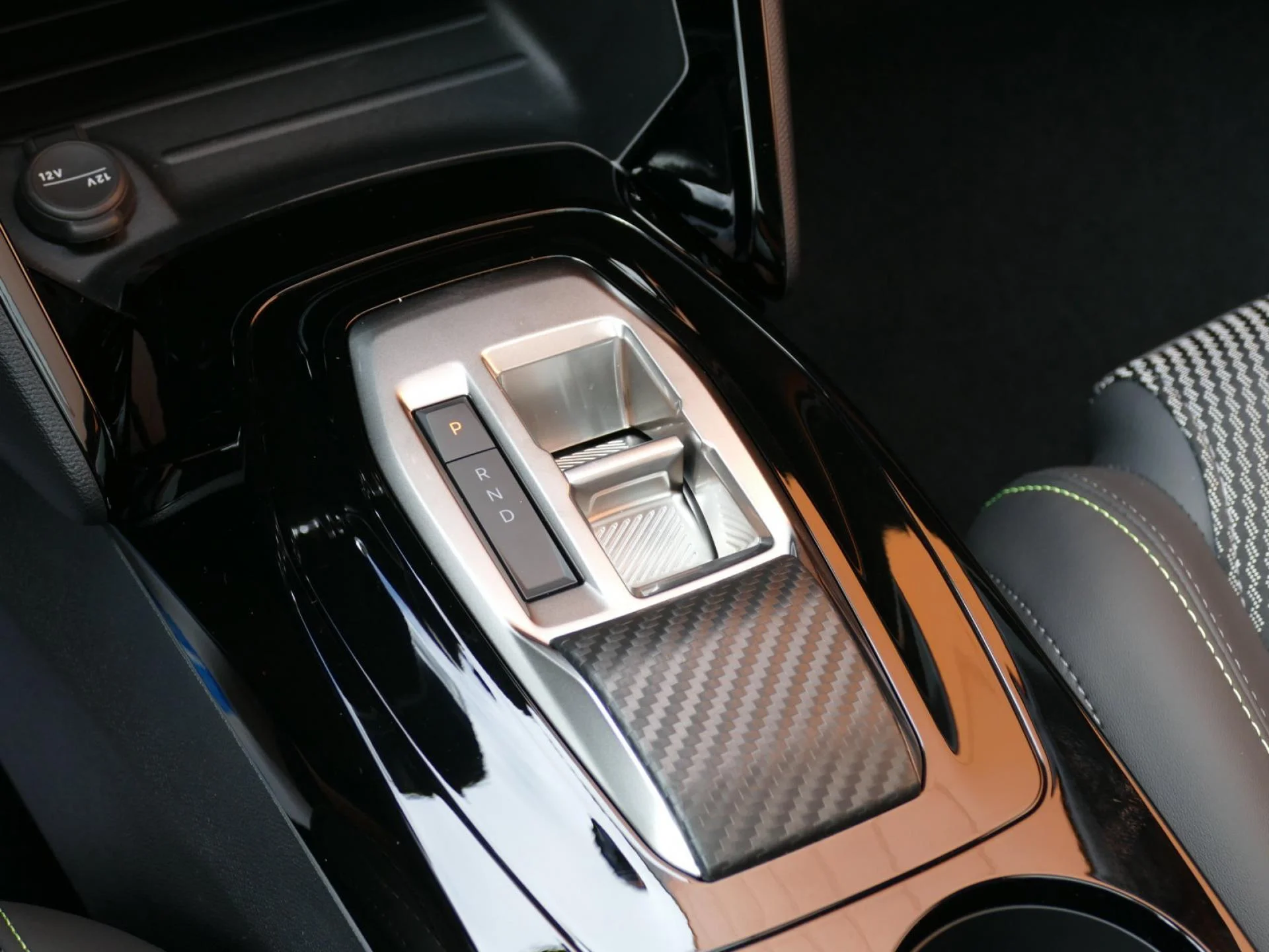 PEUGEOT 208 - Miniature 18 sur 34 - Cliquer pour voir cette photo