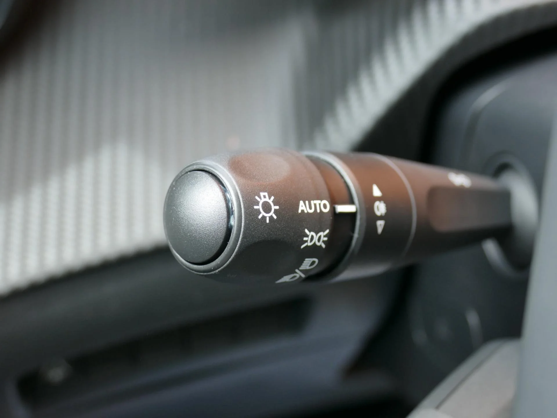 PEUGEOT 208 - Miniature 25 sur 34 - Cliquer pour voir cette photo