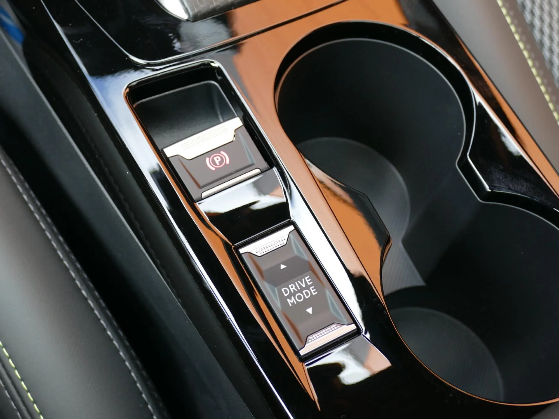 PEUGEOT 208 - Miniature 17 sur 34 - Cliquer pour voir cette photo