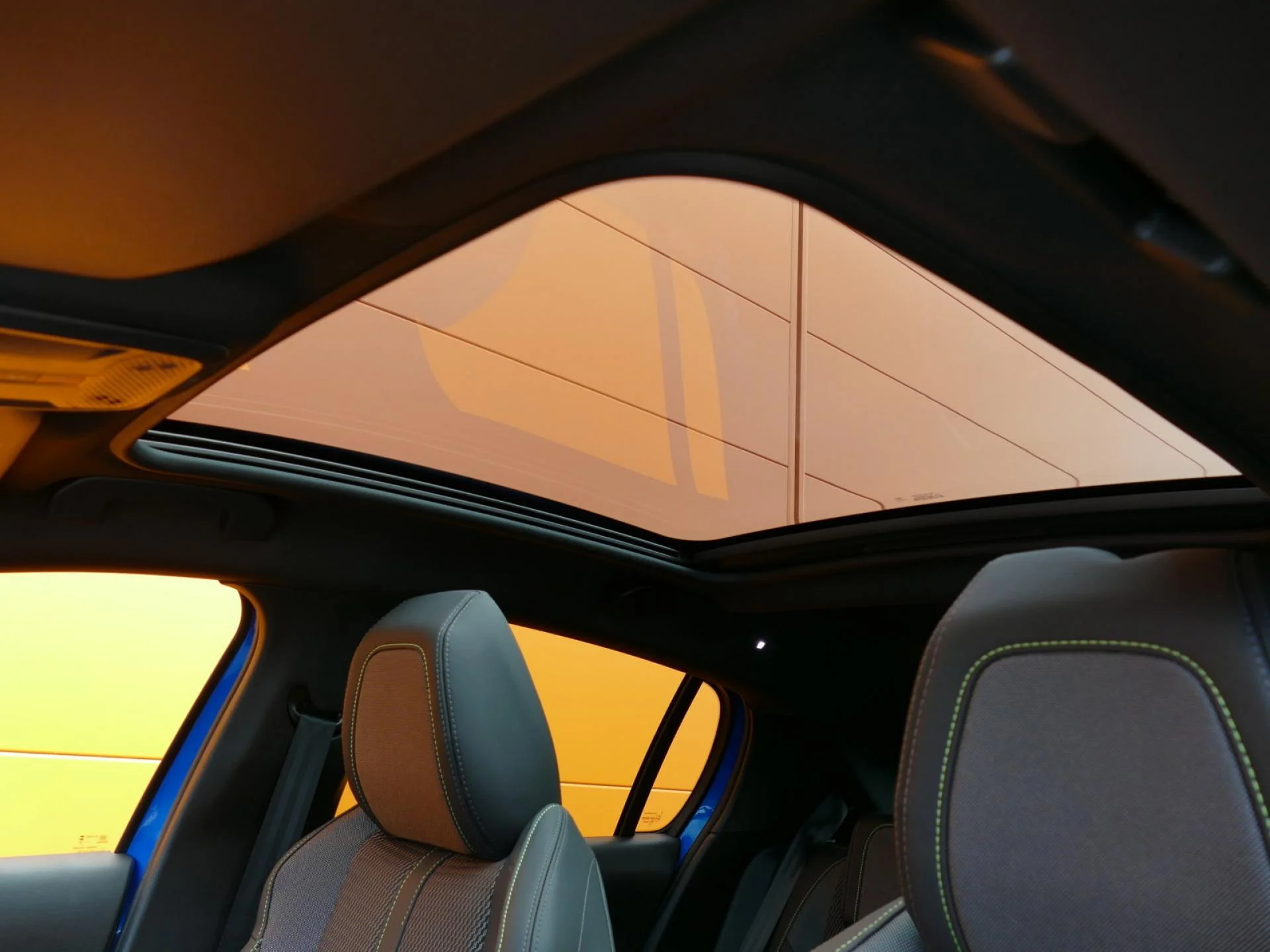 PEUGEOT 208 - Miniature 28 sur 34 - Cliquer pour voir cette photo