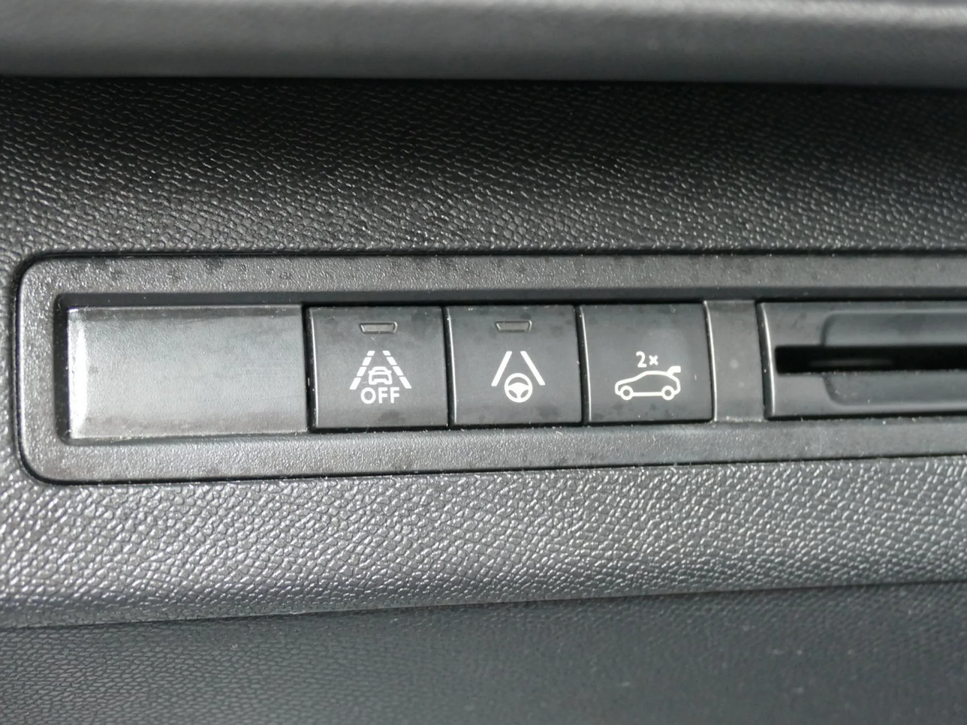 PEUGEOT 3008 - Miniature 25 sur 36 - Cliquer pour voir cette photo