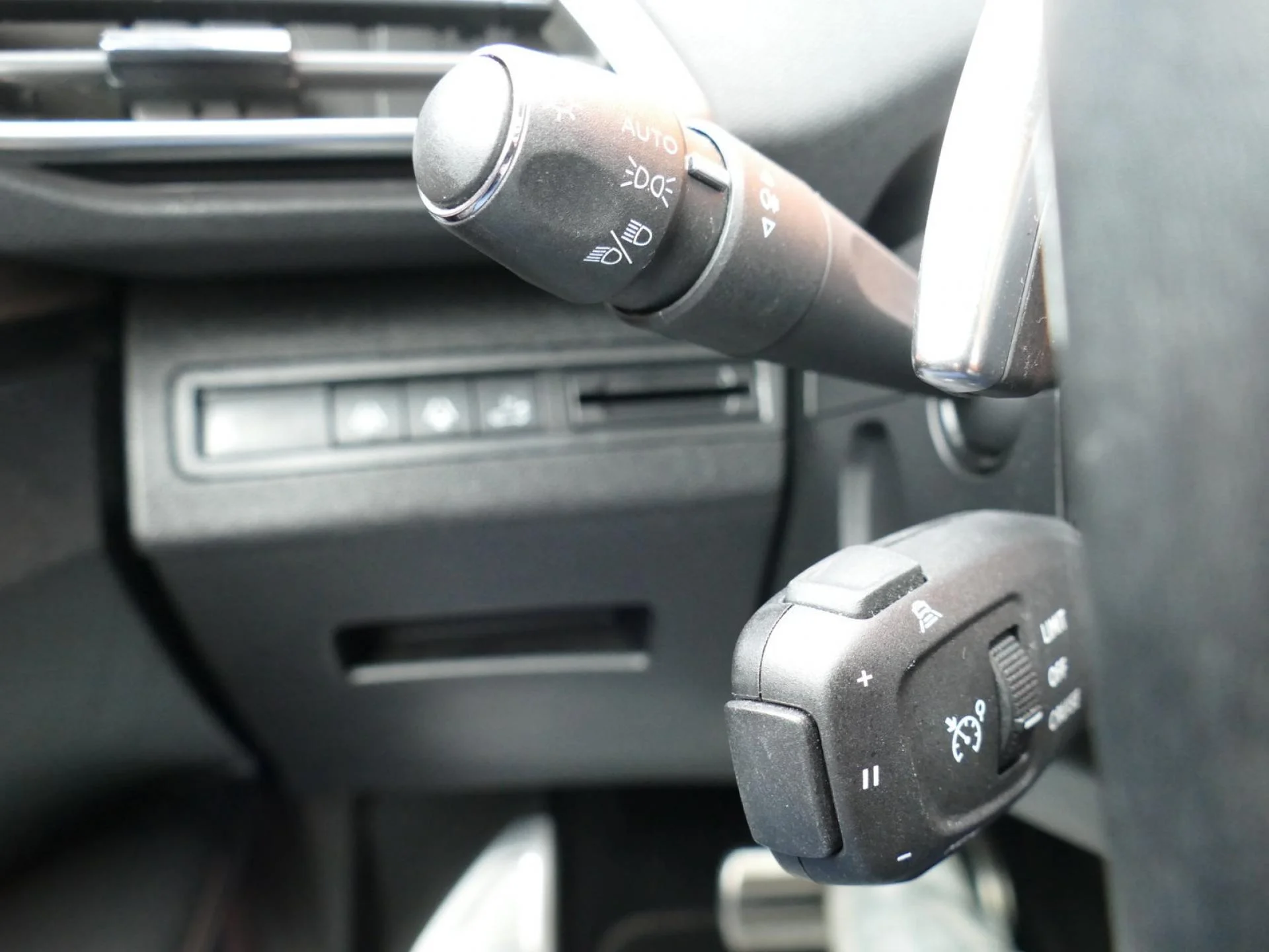 PEUGEOT 3008 - Miniature 27 sur 36 - Cliquer pour voir cette photo