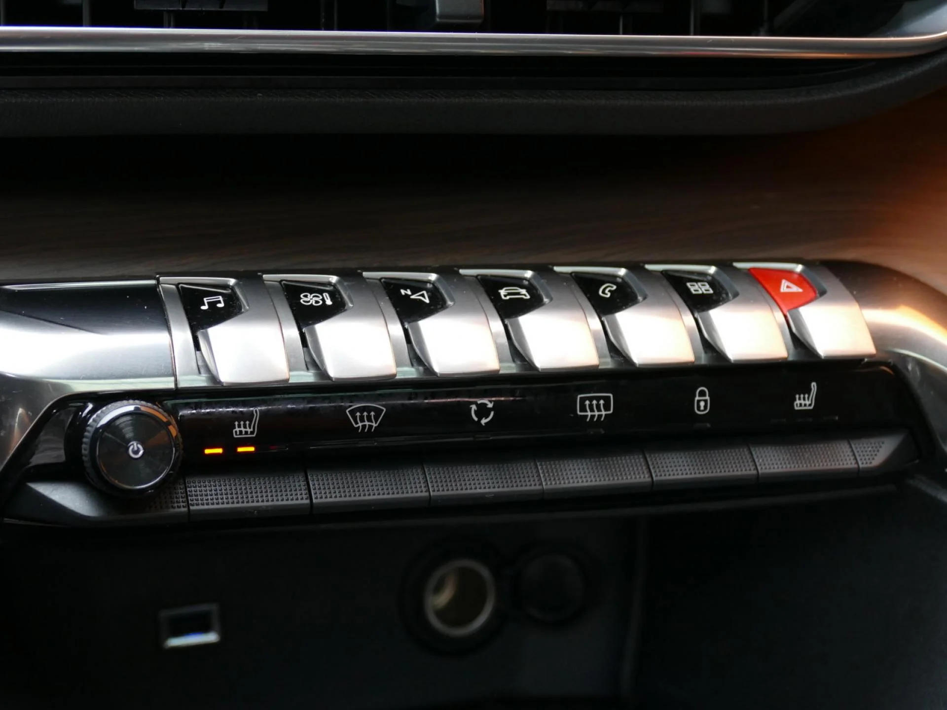 PEUGEOT 3008 - Miniature 17 sur 36 - Cliquer pour voir cette photo
