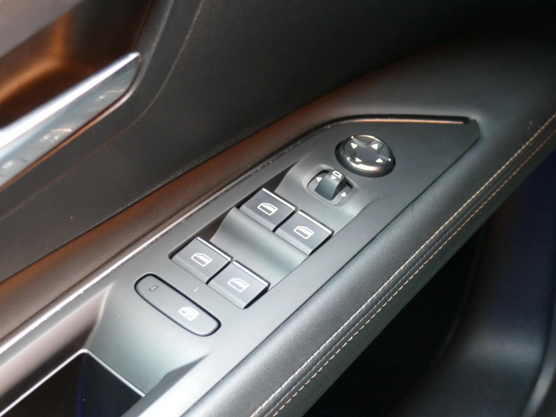 PEUGEOT 3008 - Miniature 23 sur 36 - Cliquer pour voir cette photo