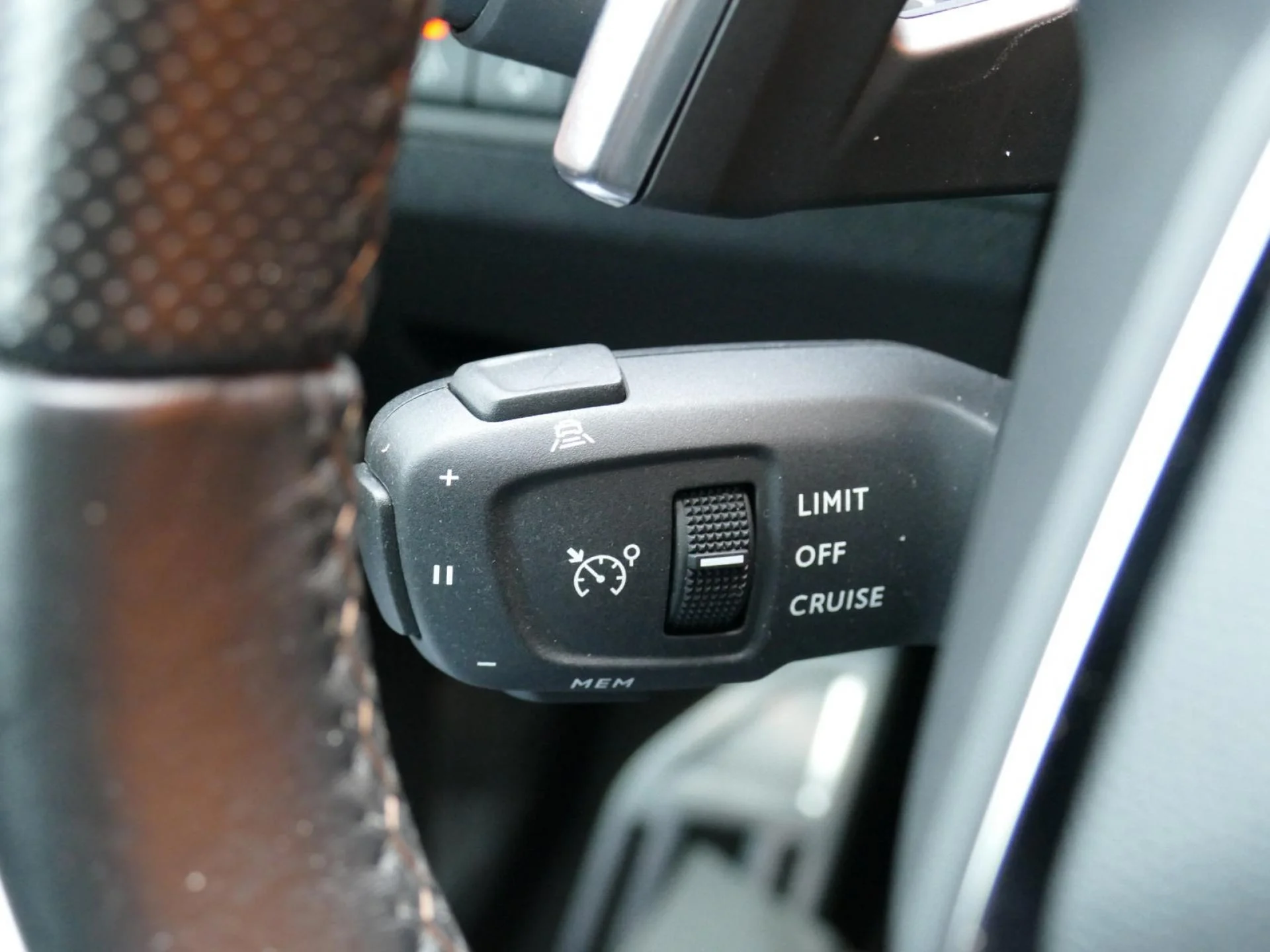 PEUGEOT 3008 - Miniature 24 sur 36 - Cliquer pour voir cette photo