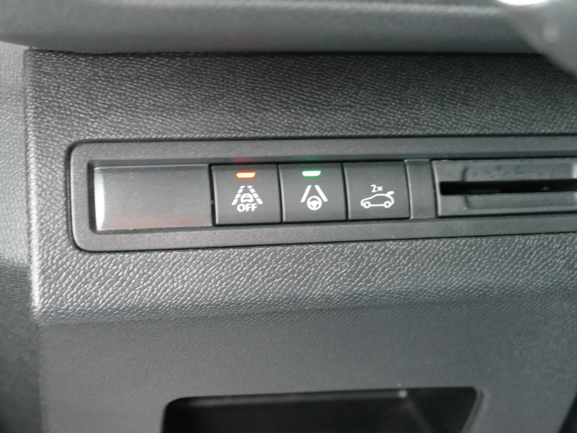 PEUGEOT 3008 - Miniature 21 sur 36 - Cliquer pour voir cette photo