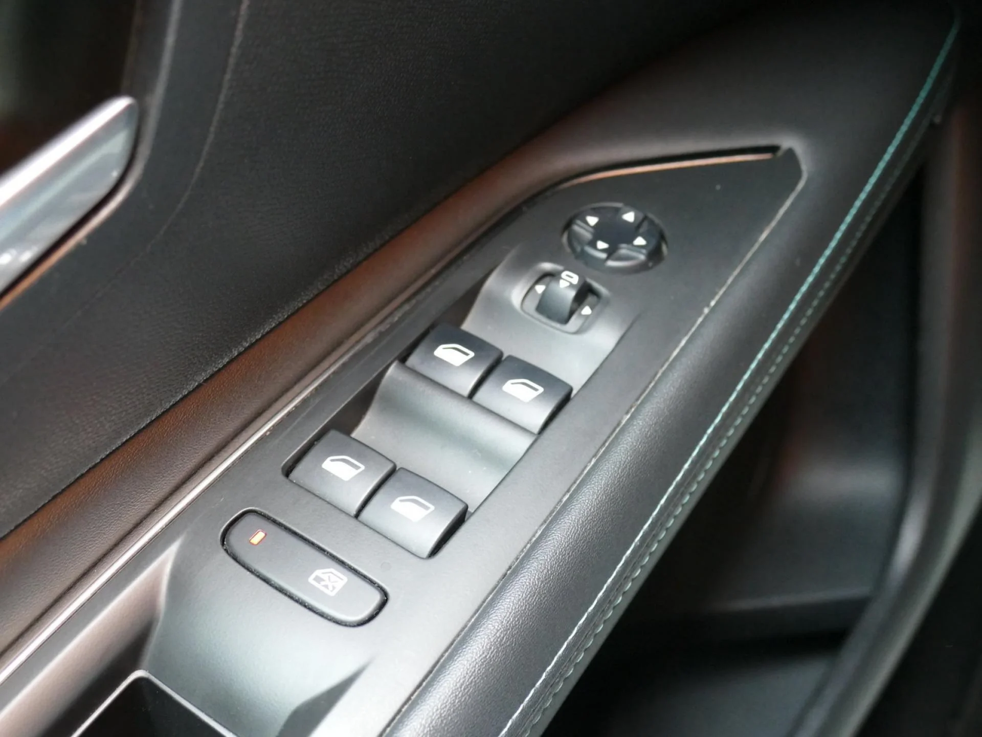 PEUGEOT 3008 - Miniature 21 sur 32 - Cliquer pour voir cette photo