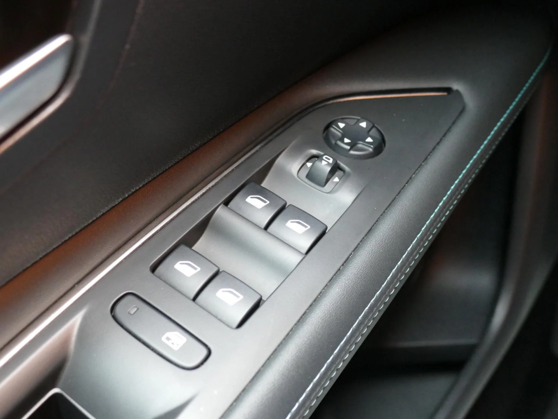 PEUGEOT 3008 - Miniature 21 sur 32 - Cliquer pour voir cette photo