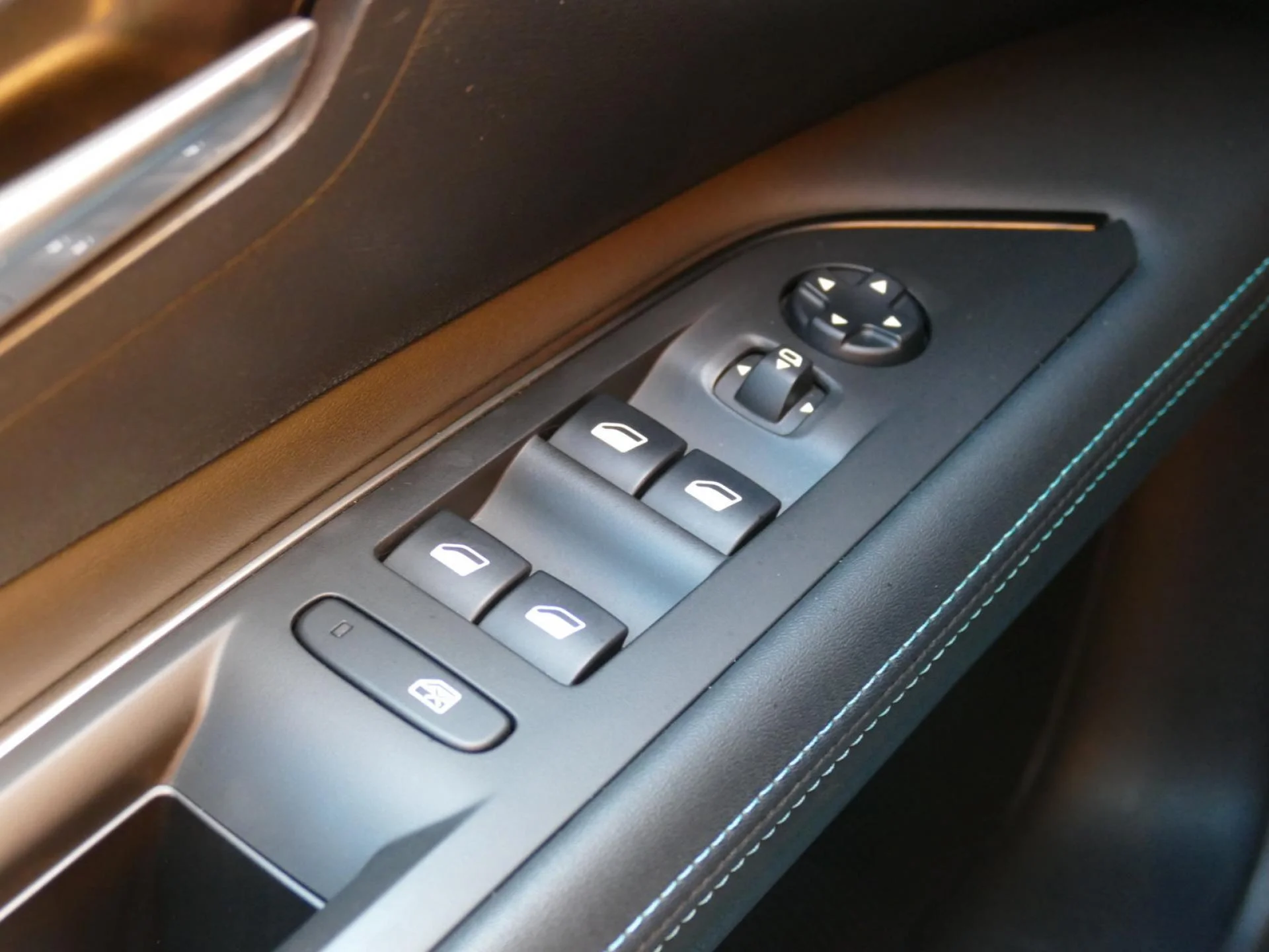 PEUGEOT 3008 - Miniature 22 sur 32 - Cliquer pour voir cette photo