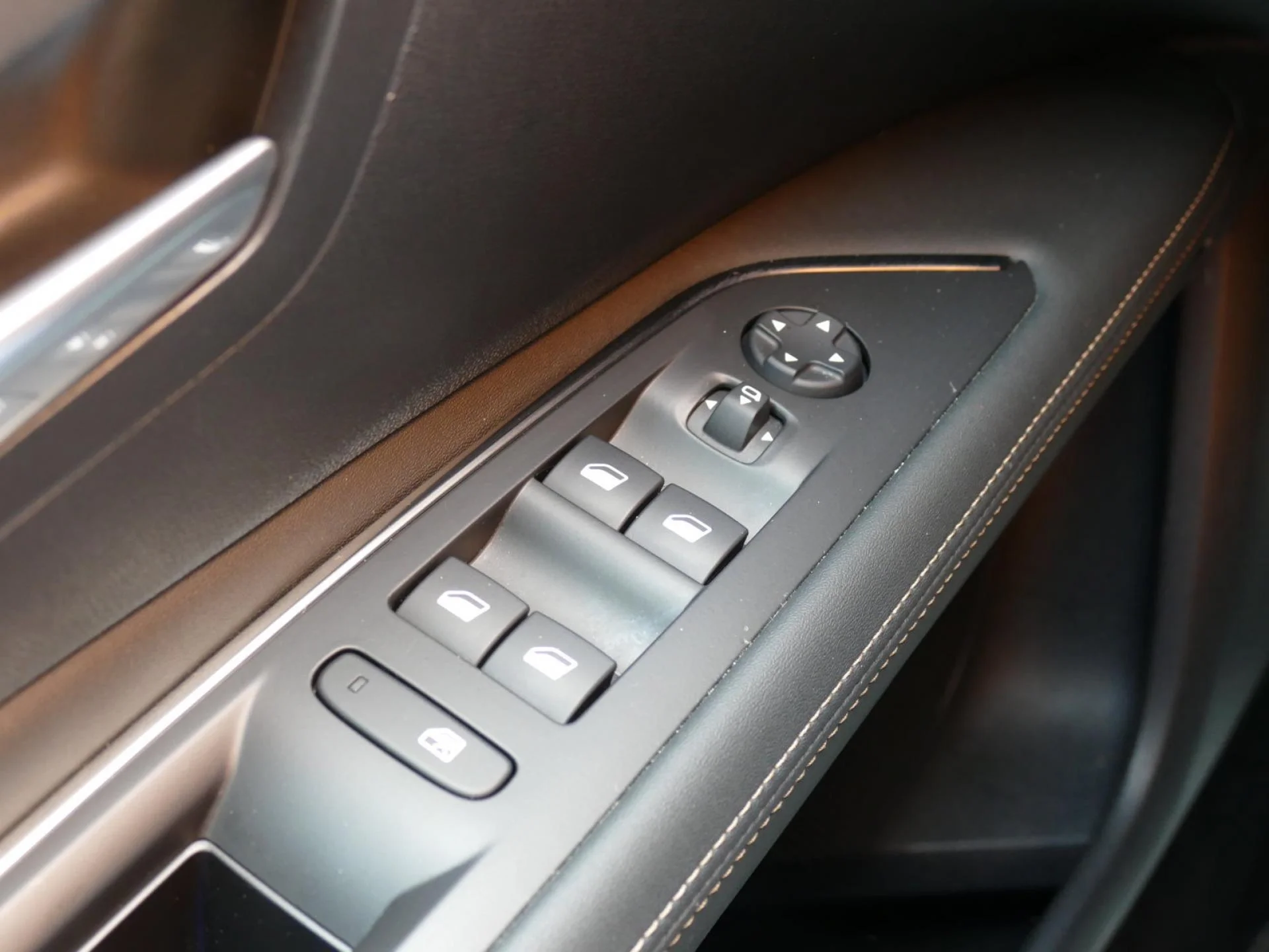 PEUGEOT 3008 - Miniature 23 sur 32 - Cliquer pour voir cette photo