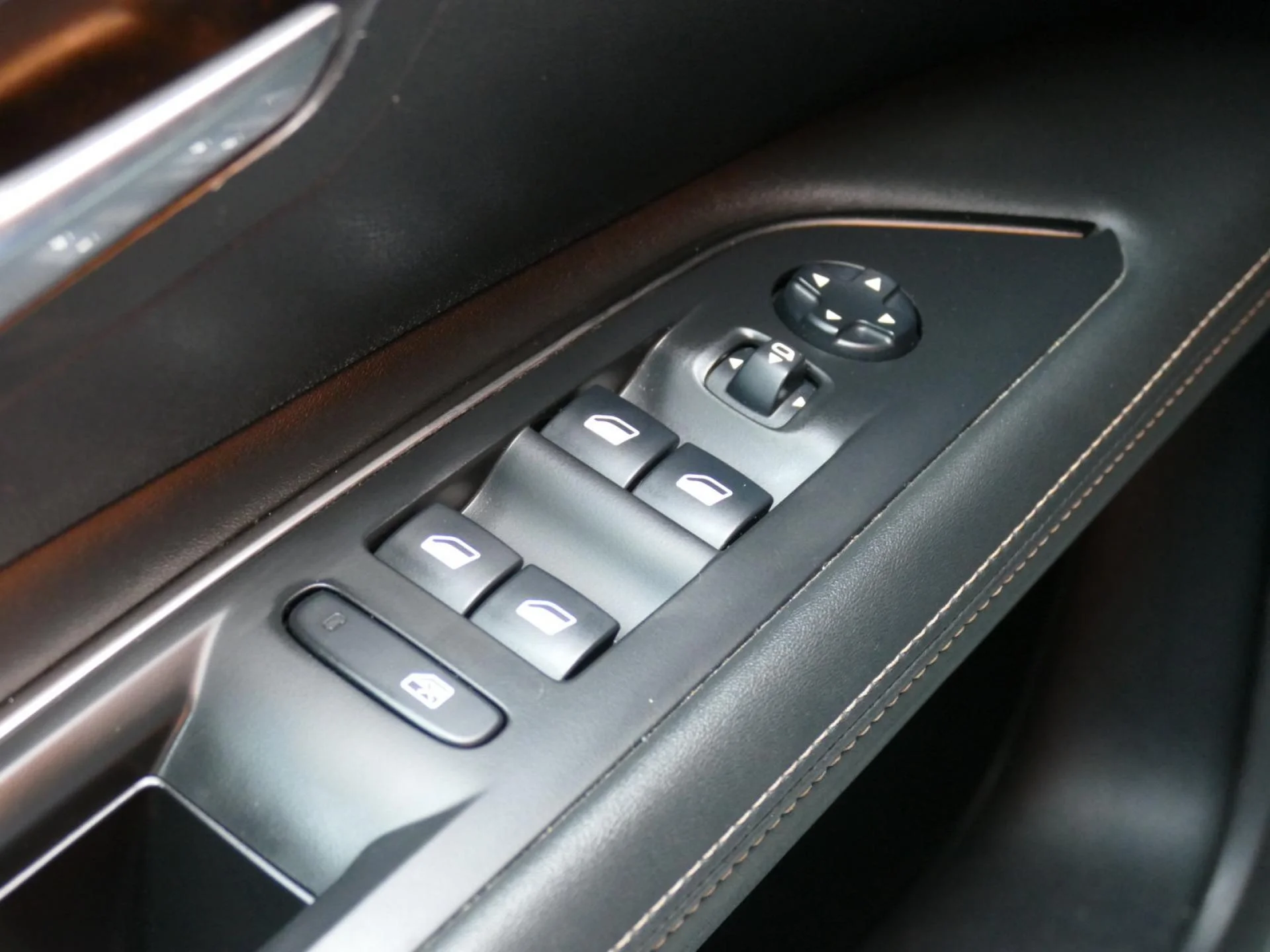 PEUGEOT 3008 - Miniature 22 sur 34 - Cliquer pour voir cette photo