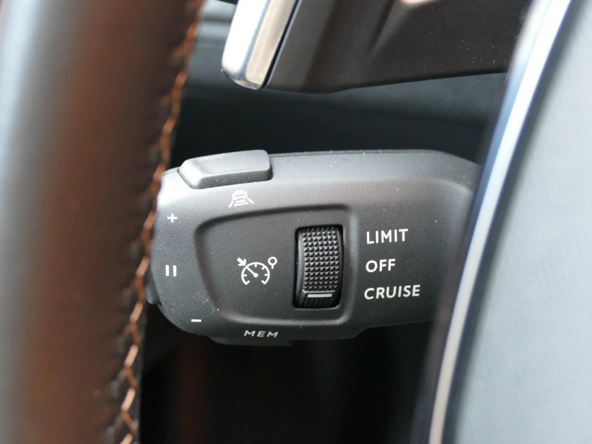 PEUGEOT 3008 - Miniature 23 sur 34 - Cliquer pour voir cette photo