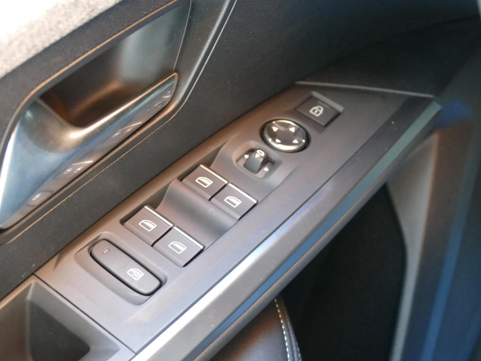 PEUGEOT 3008 - Miniature 26 sur 35 - Cliquer pour voir cette photo