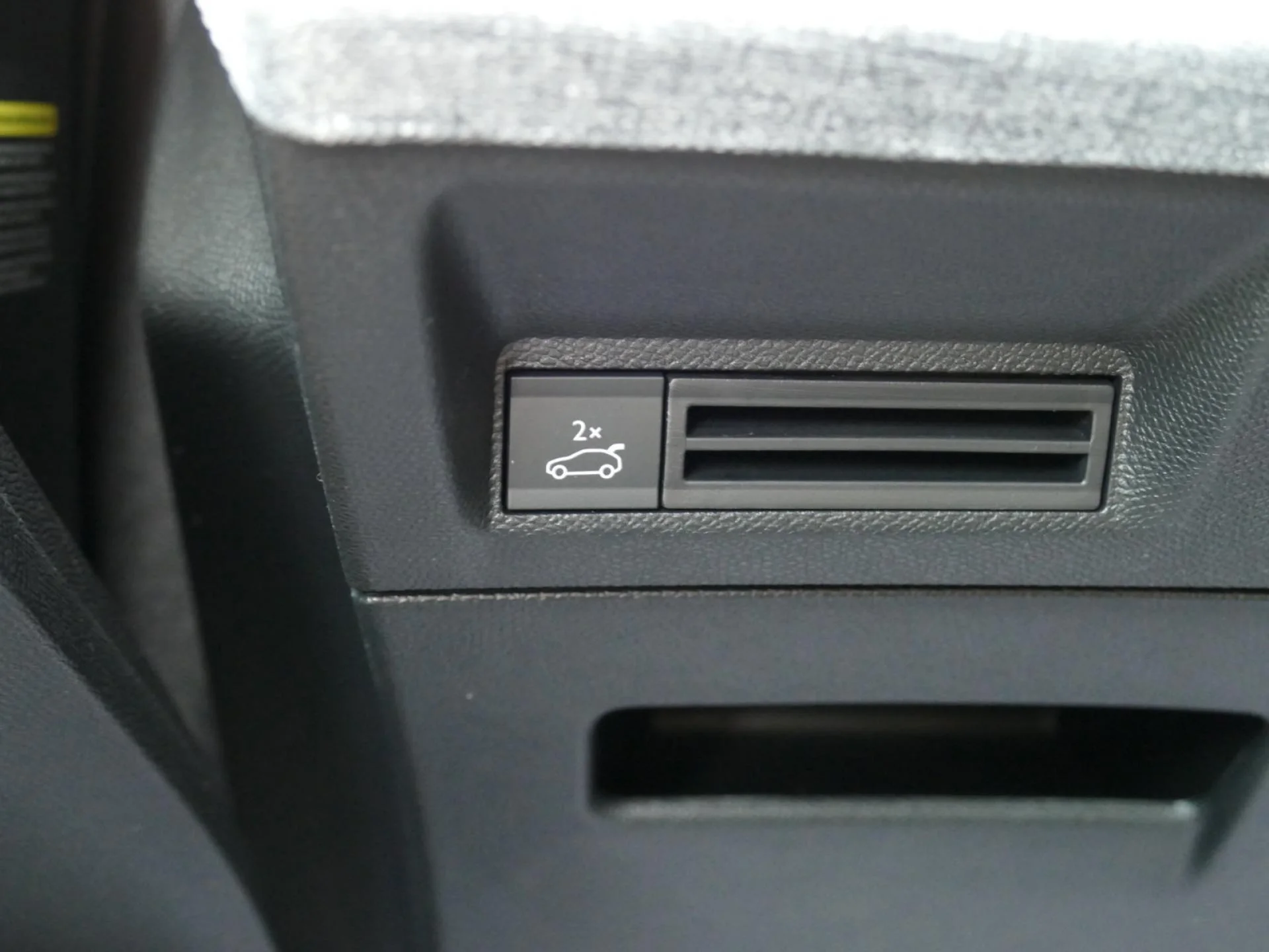 PEUGEOT 3008 - Miniature 23 sur 35 - Cliquer pour voir cette photo