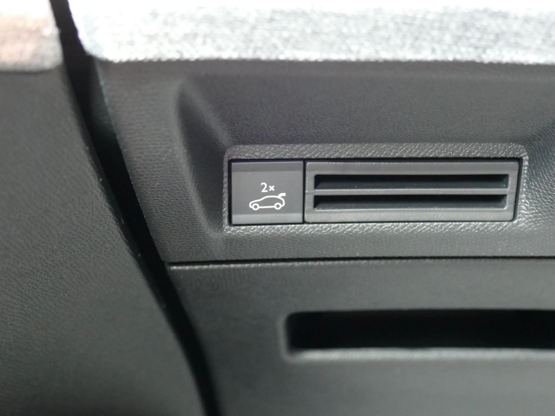 PEUGEOT 3008 - Miniature 23 sur 32 - Cliquer pour voir cette photo