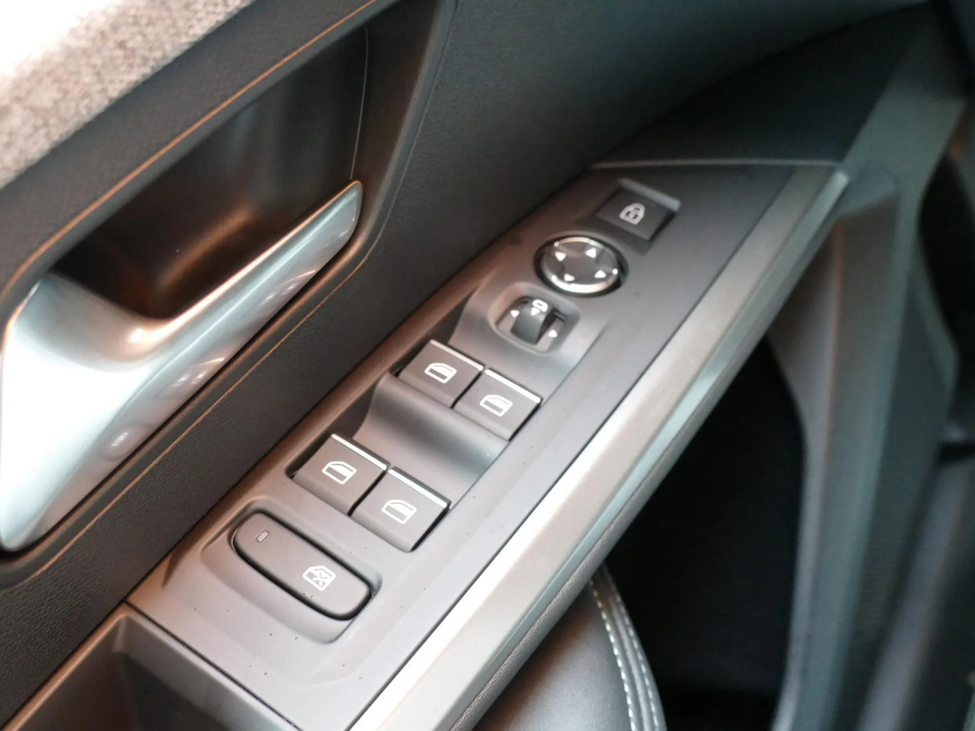 PEUGEOT 3008 - Miniature 24 sur 32 - Cliquer pour voir cette photo