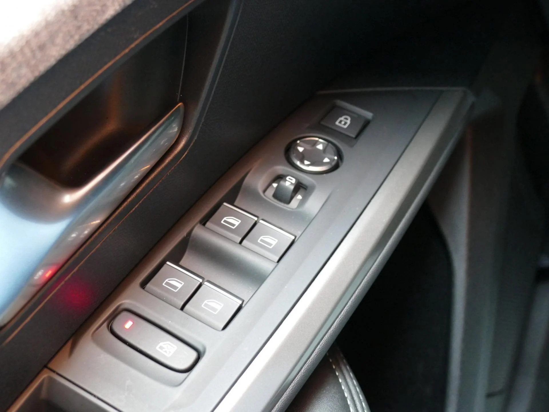 PEUGEOT 3008 - Miniature 26 sur 36 - Cliquer pour voir cette photo