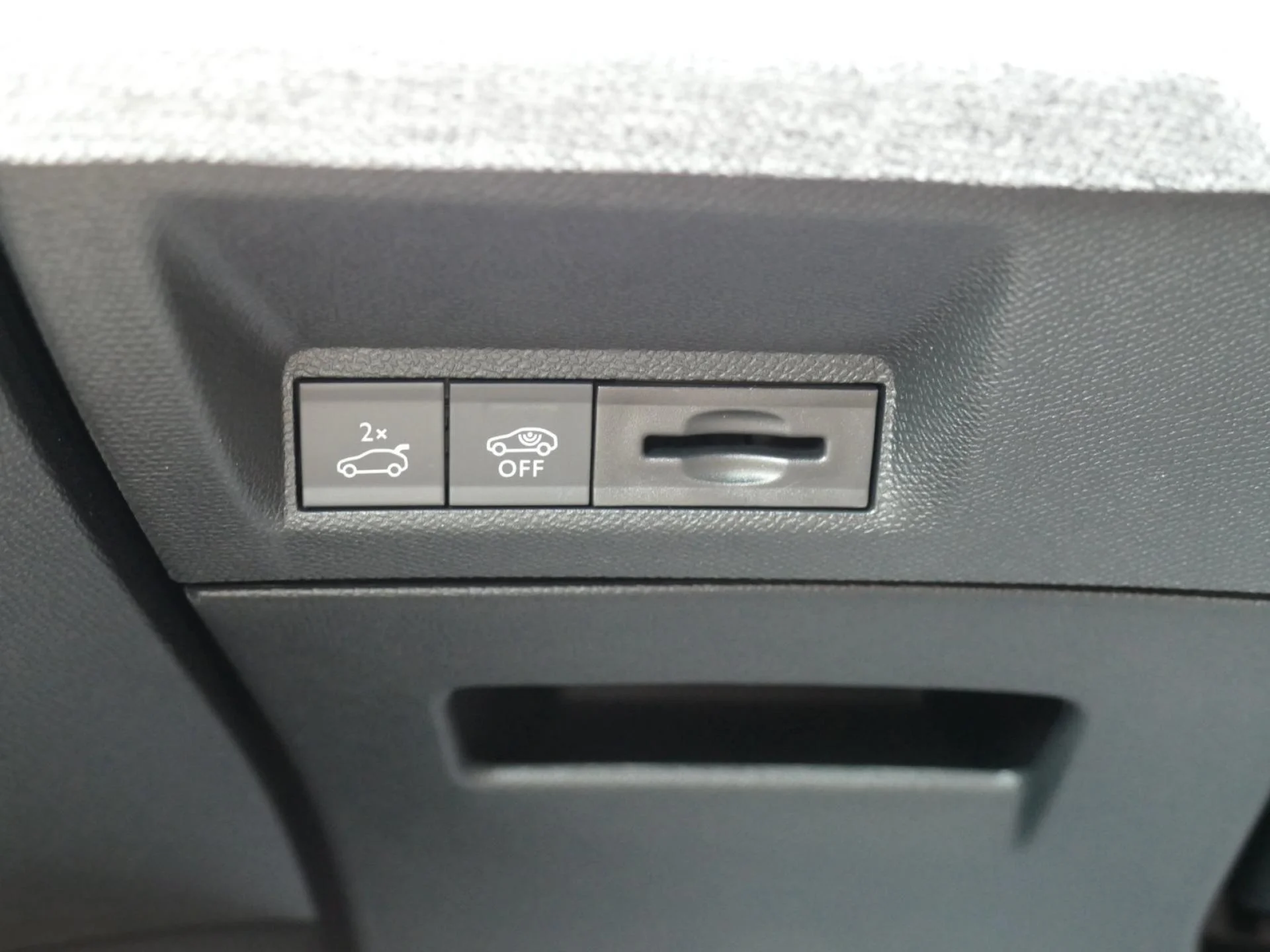 PEUGEOT 3008 - Miniature 27 sur 36 - Cliquer pour voir cette photo