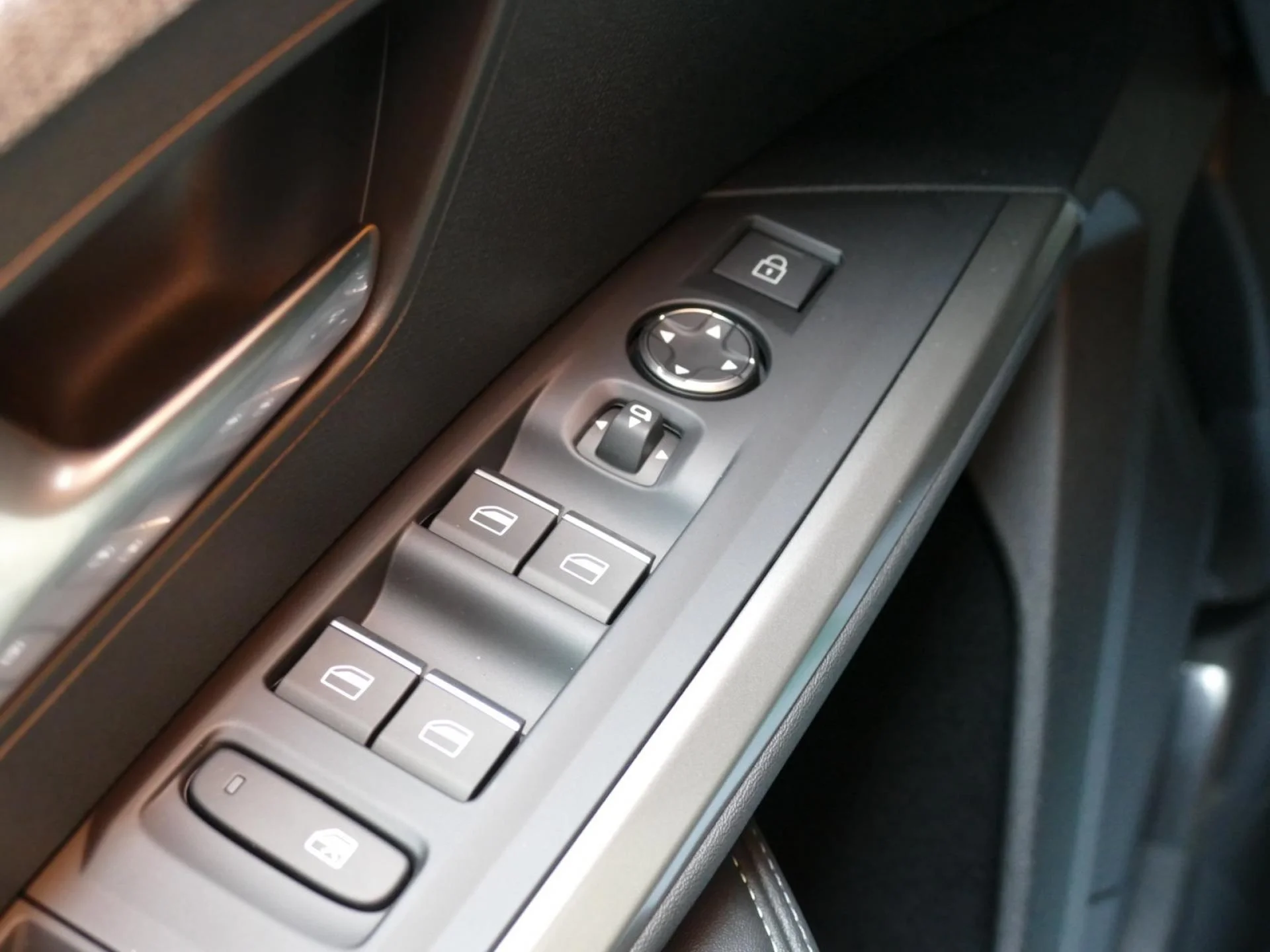PEUGEOT 3008 - Miniature 33 sur 36 - Cliquer pour voir cette photo