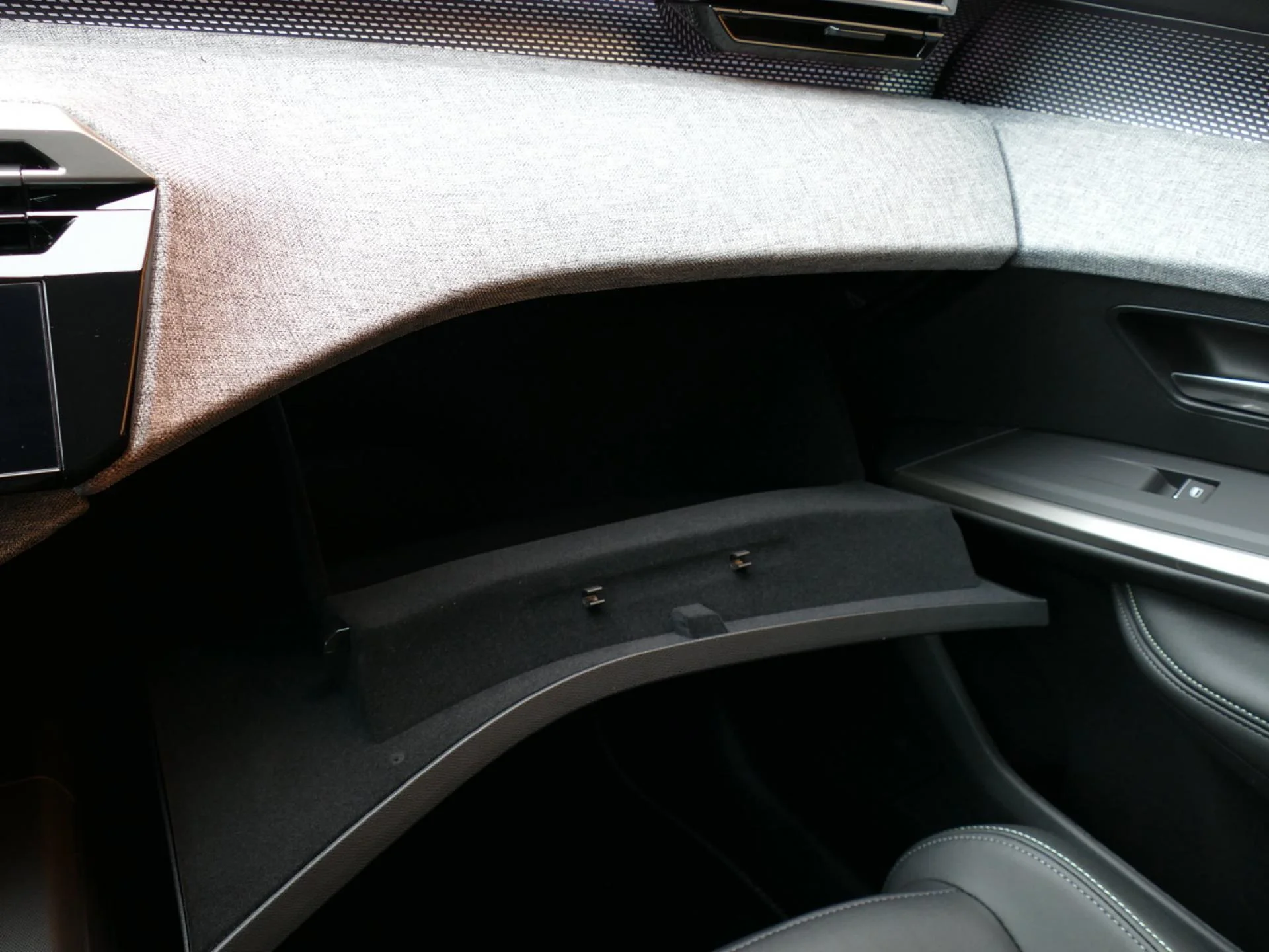 PEUGEOT 3008 - Miniature 32 sur 36 - Cliquer pour voir cette photo