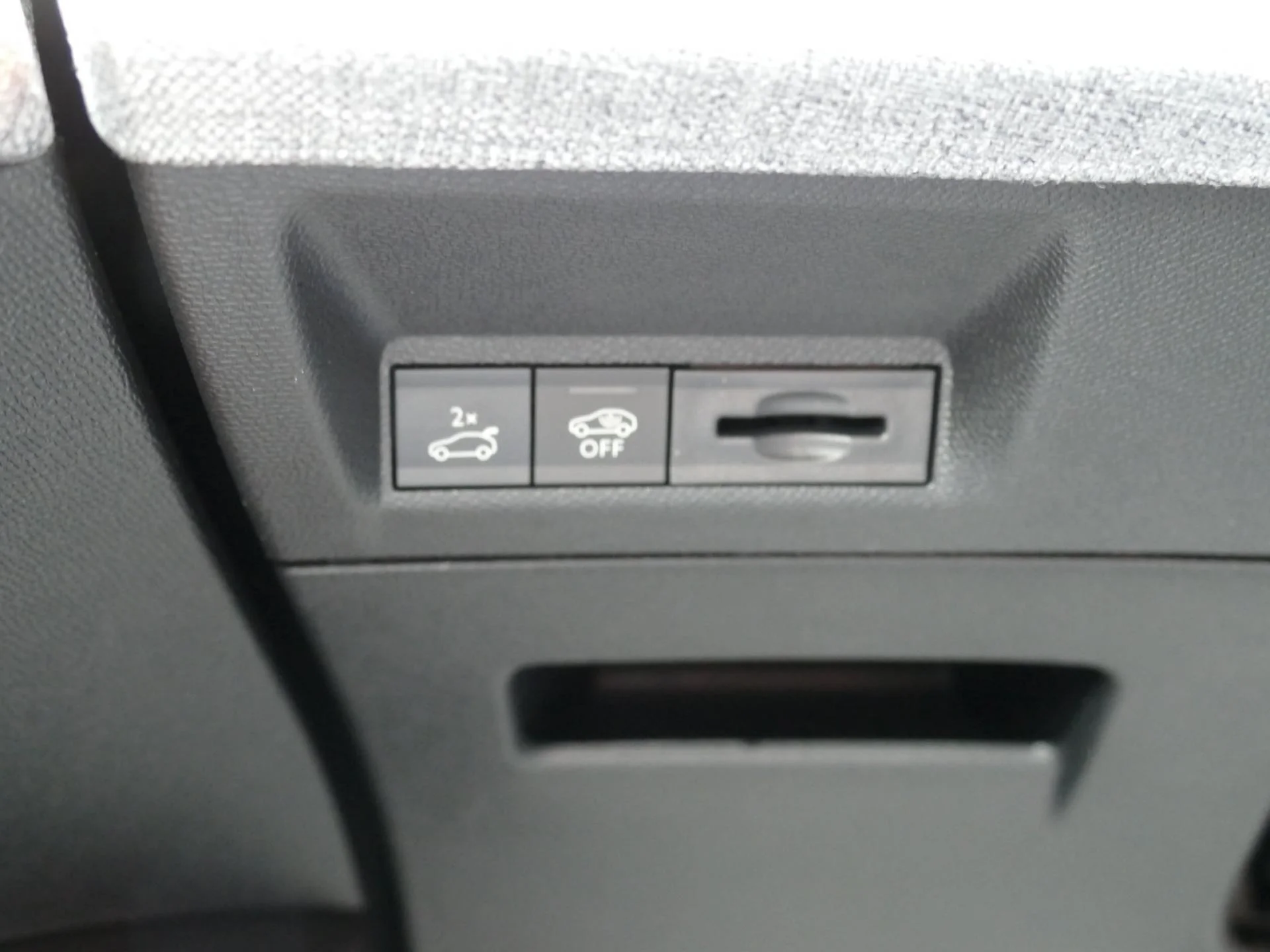 PEUGEOT 3008 - Miniature 23 sur 35 - Cliquer pour voir cette photo