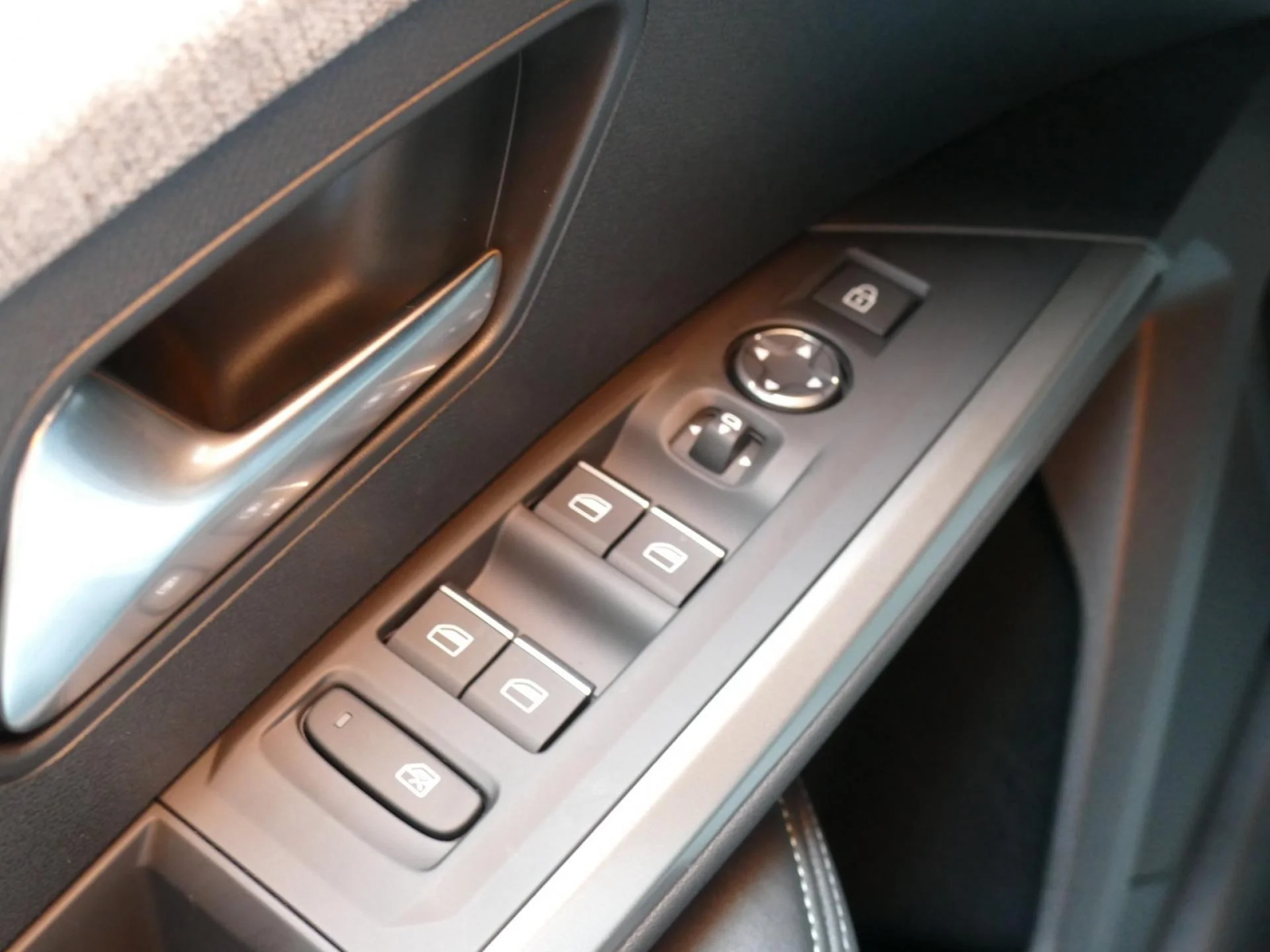 PEUGEOT 3008 - Miniature 27 sur 35 - Cliquer pour voir cette photo