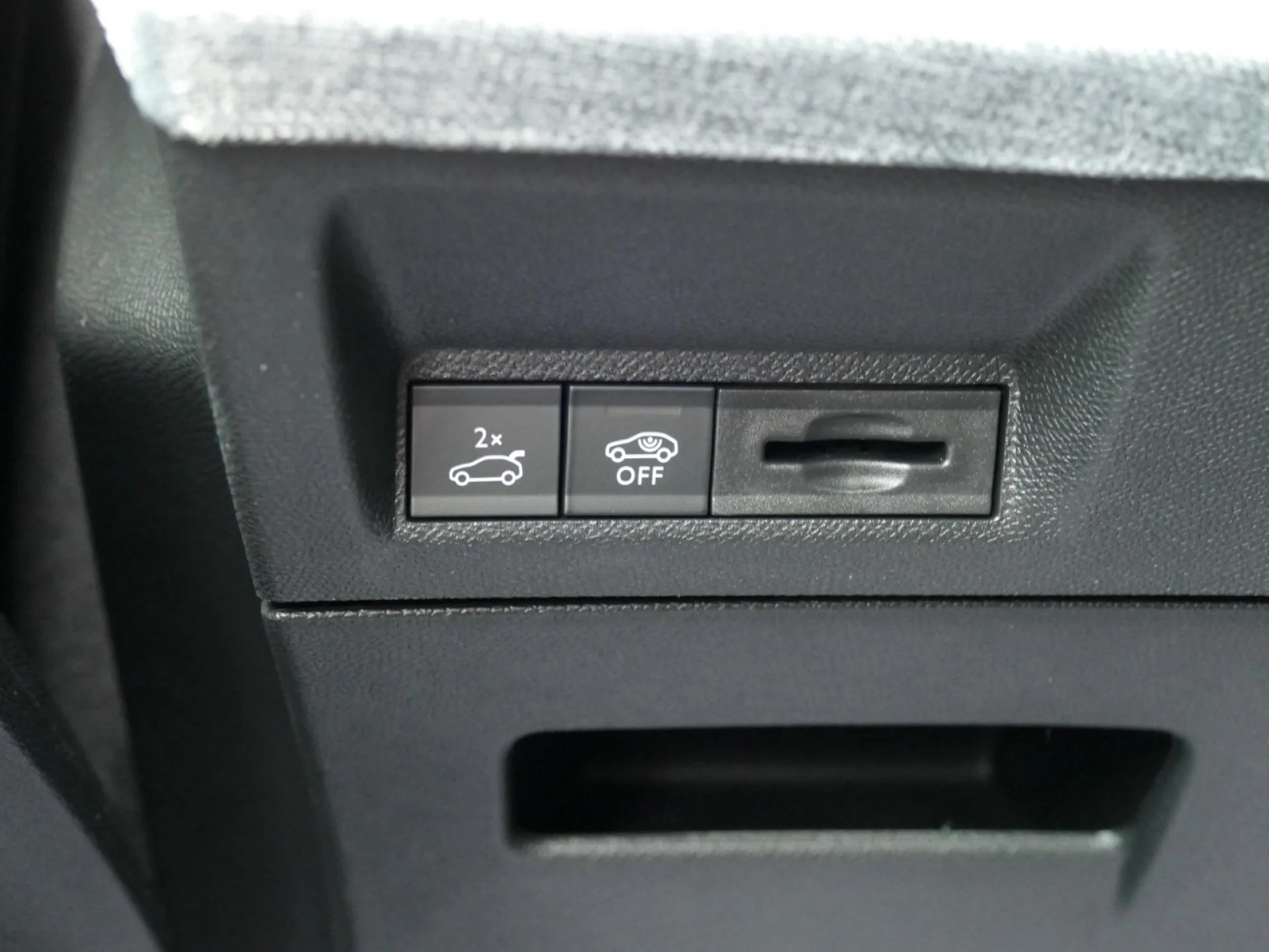 PEUGEOT 3008 - Miniature 21 sur 36 - Cliquer pour voir cette photo