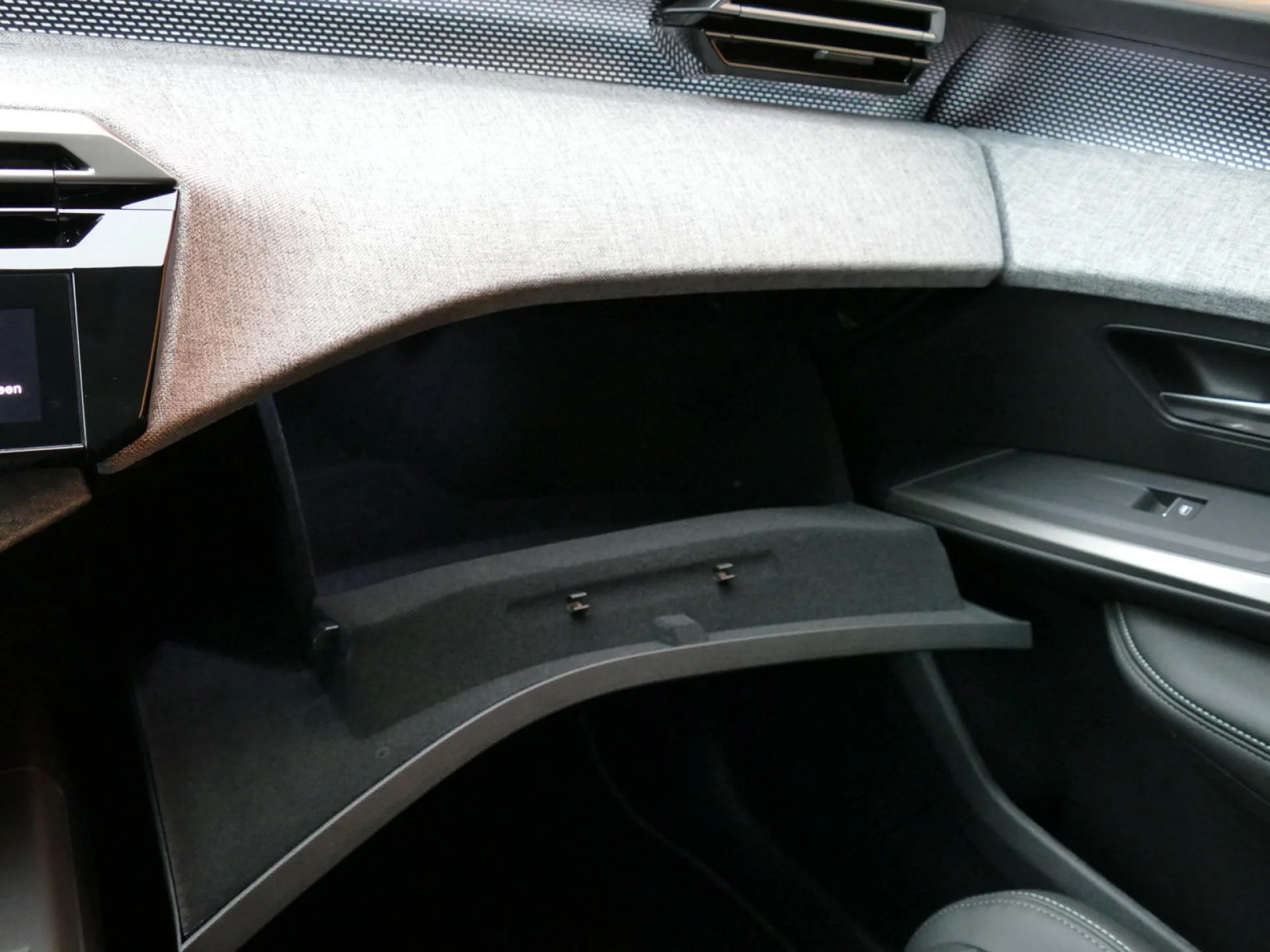 PEUGEOT 3008 - Miniature 26 sur 36 - Cliquer pour voir cette photo