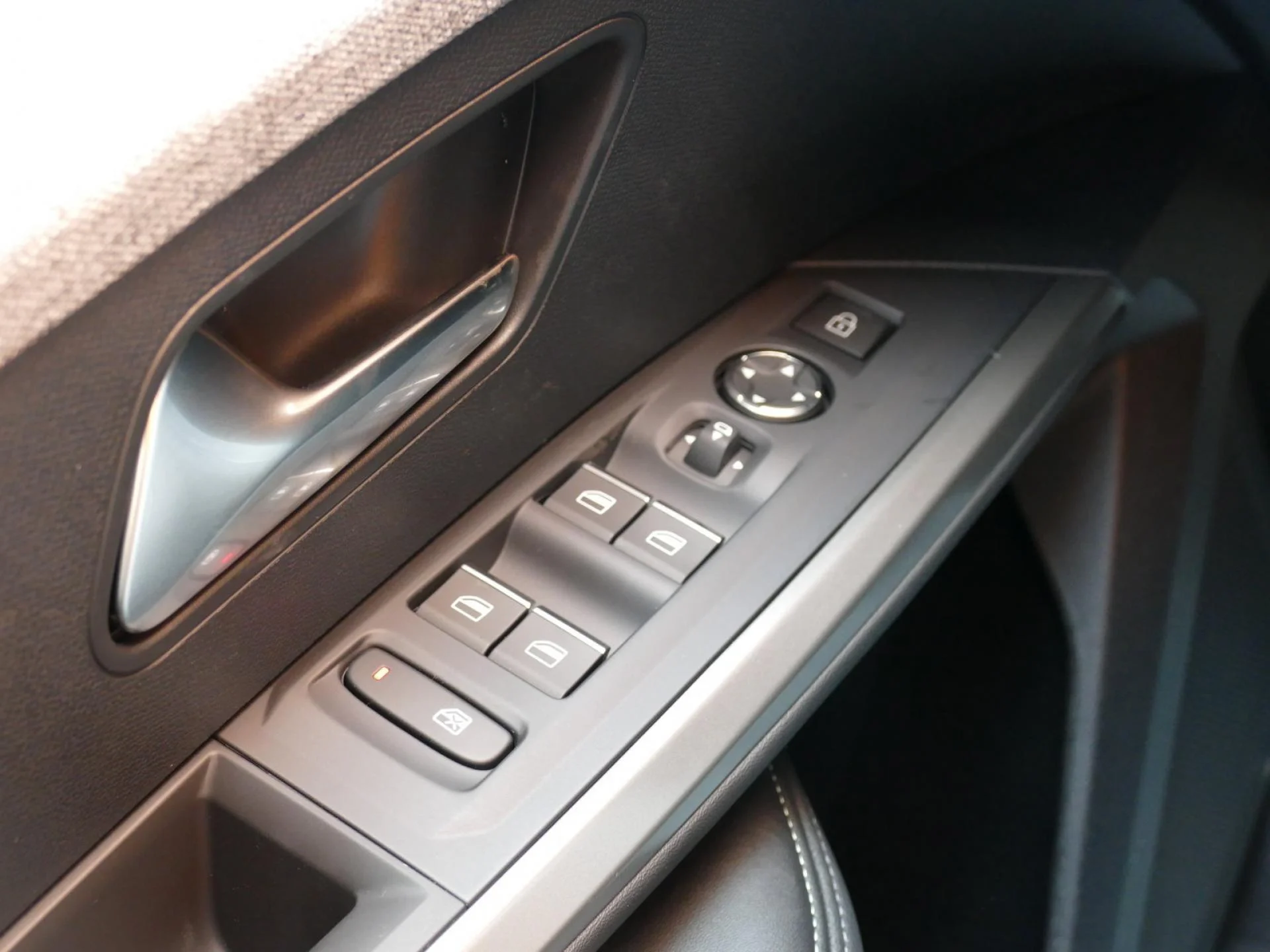 PEUGEOT 3008 - Miniature 31 sur 40 - Cliquer pour voir cette photo