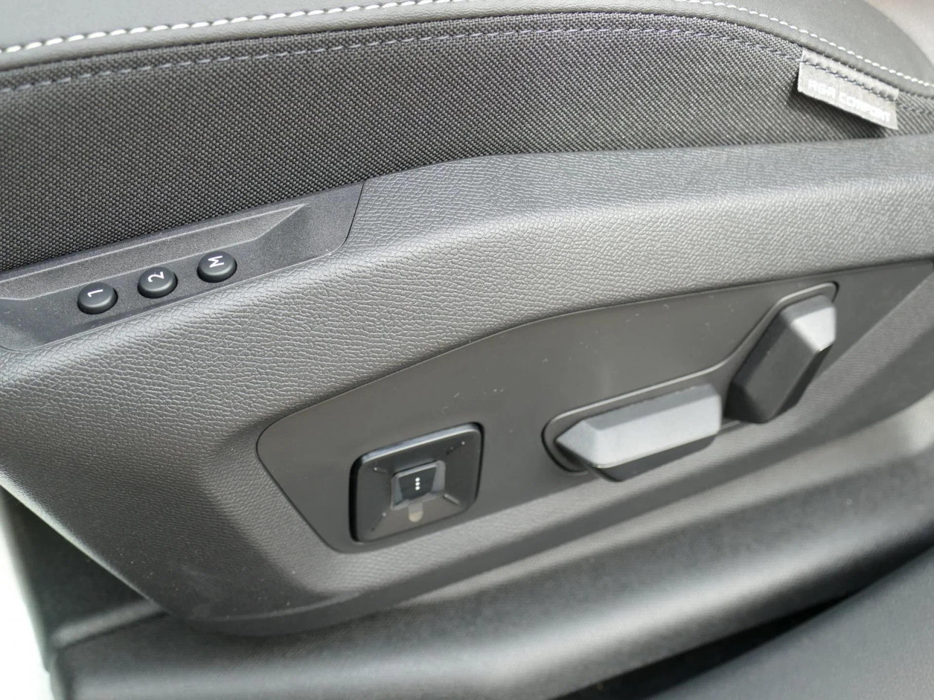 PEUGEOT 3008 - Miniature 22 sur 40 - Cliquer pour voir cette photo
