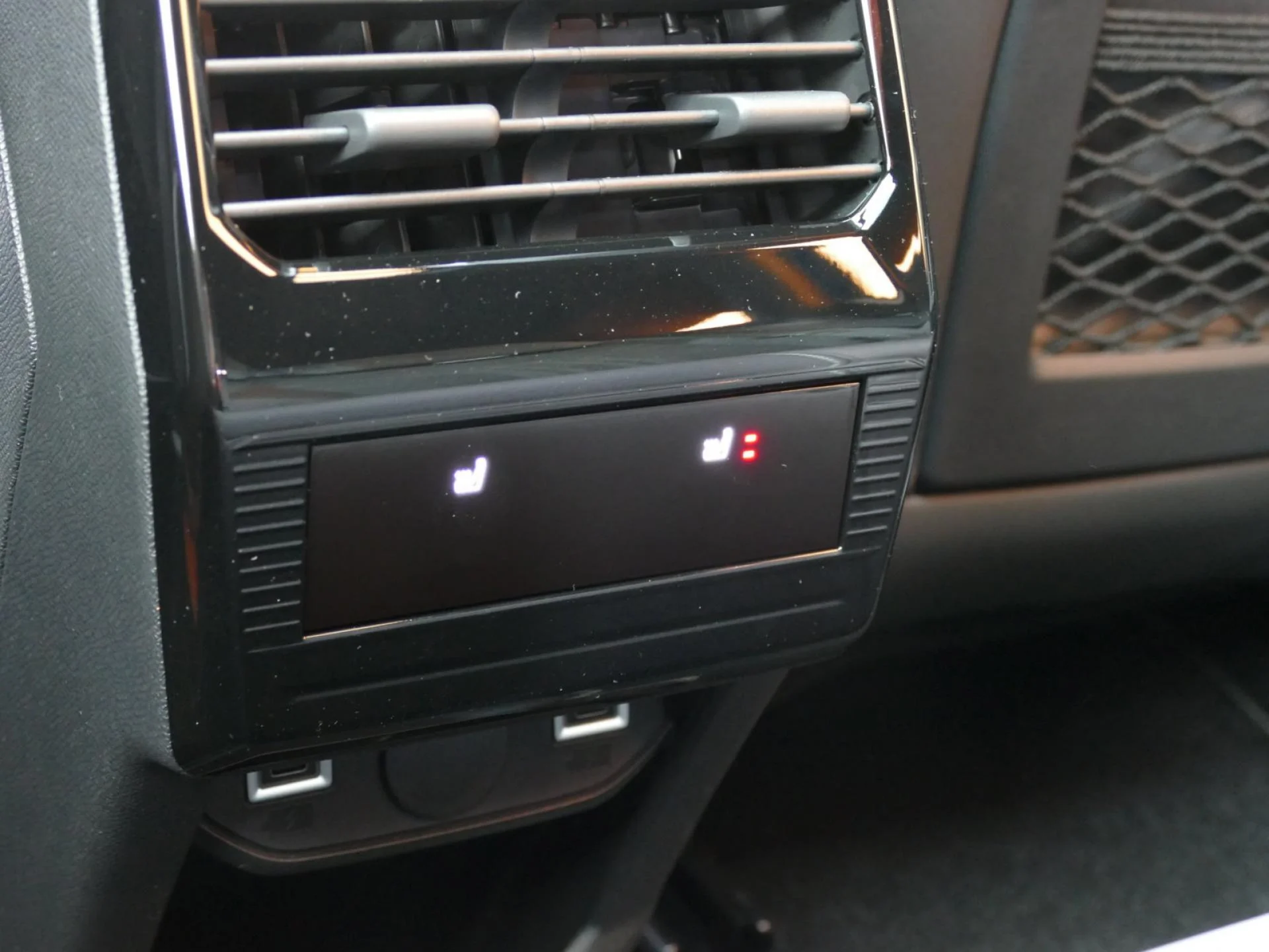 PEUGEOT 3008 - Miniature 28 sur 39 - Cliquer pour voir cette photo