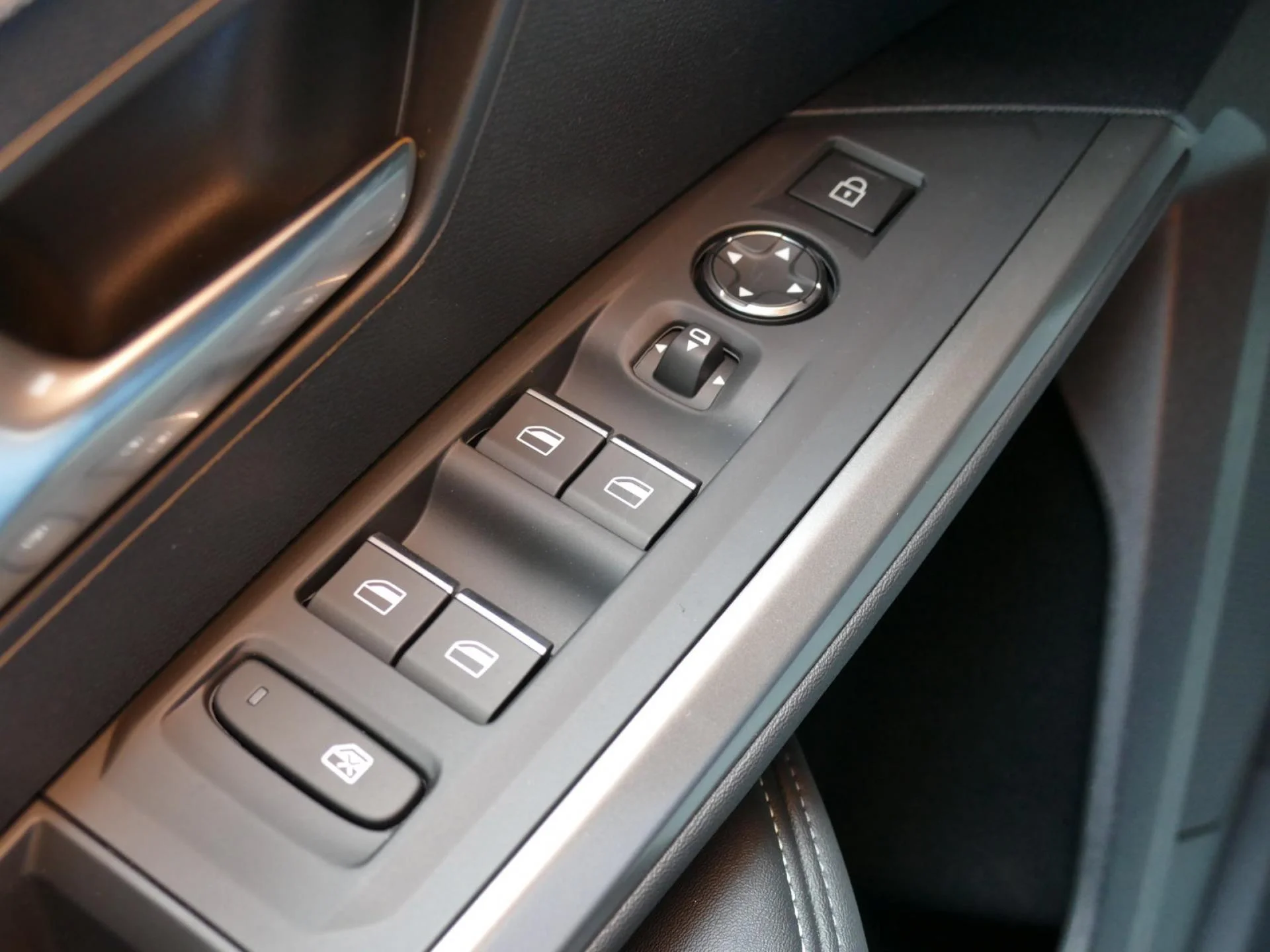 PEUGEOT 3008 - Miniature 23 sur 32 - Cliquer pour voir cette photo