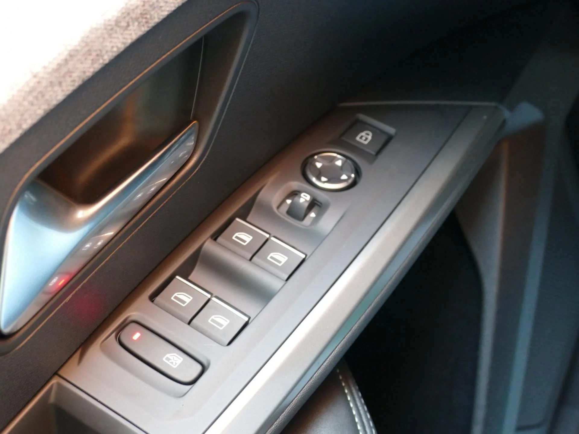 PEUGEOT 3008 - Miniature 30 sur 39 - Cliquer pour voir cette photo